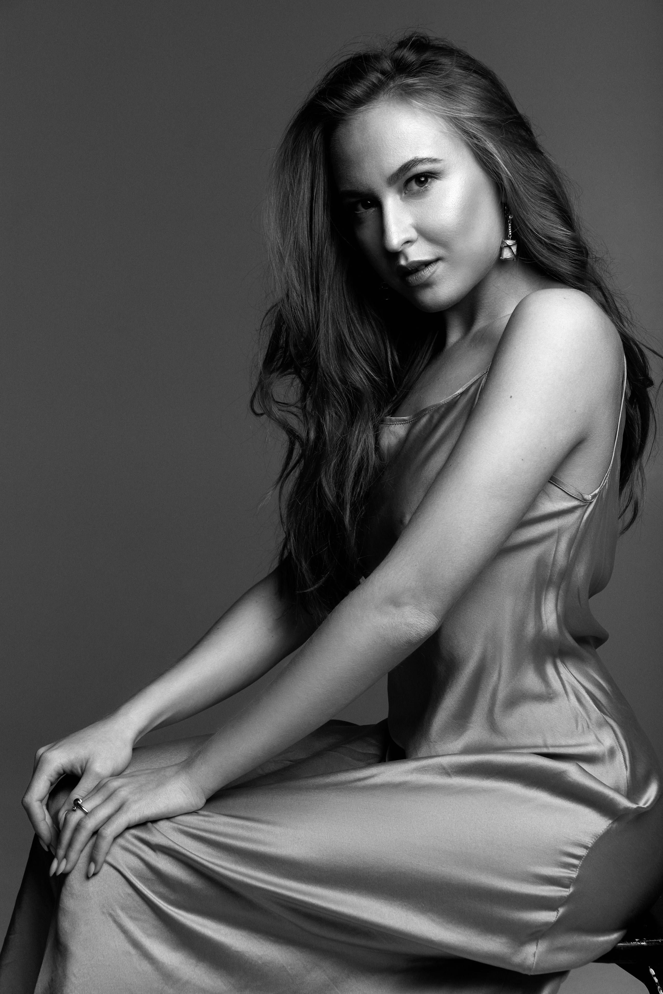 Black and whote portrait, shy woman , Beautiful black and white portrait, Black and white portrait , editorial photo, Fotograf in Deutschland, Weiss und schwarz foto ,  fotograf in Schweinfurt , Fotograf in Frankfurt, Fotograf in Würzburg, Modefotograf, Hochzeitsfotograf, Schweinfurt foto , Bayern Foto, Erlangen fotograf, Nuremberg fotograf , fotograf in der nähe , fotograf in München , fotograf in Regensburg, fotograf in meiner nähe, Schweinfurt foto, Schweinfurt Fotogeschäft, Schweinfurt fotoshooting, Schweinfurt Hochzeit 