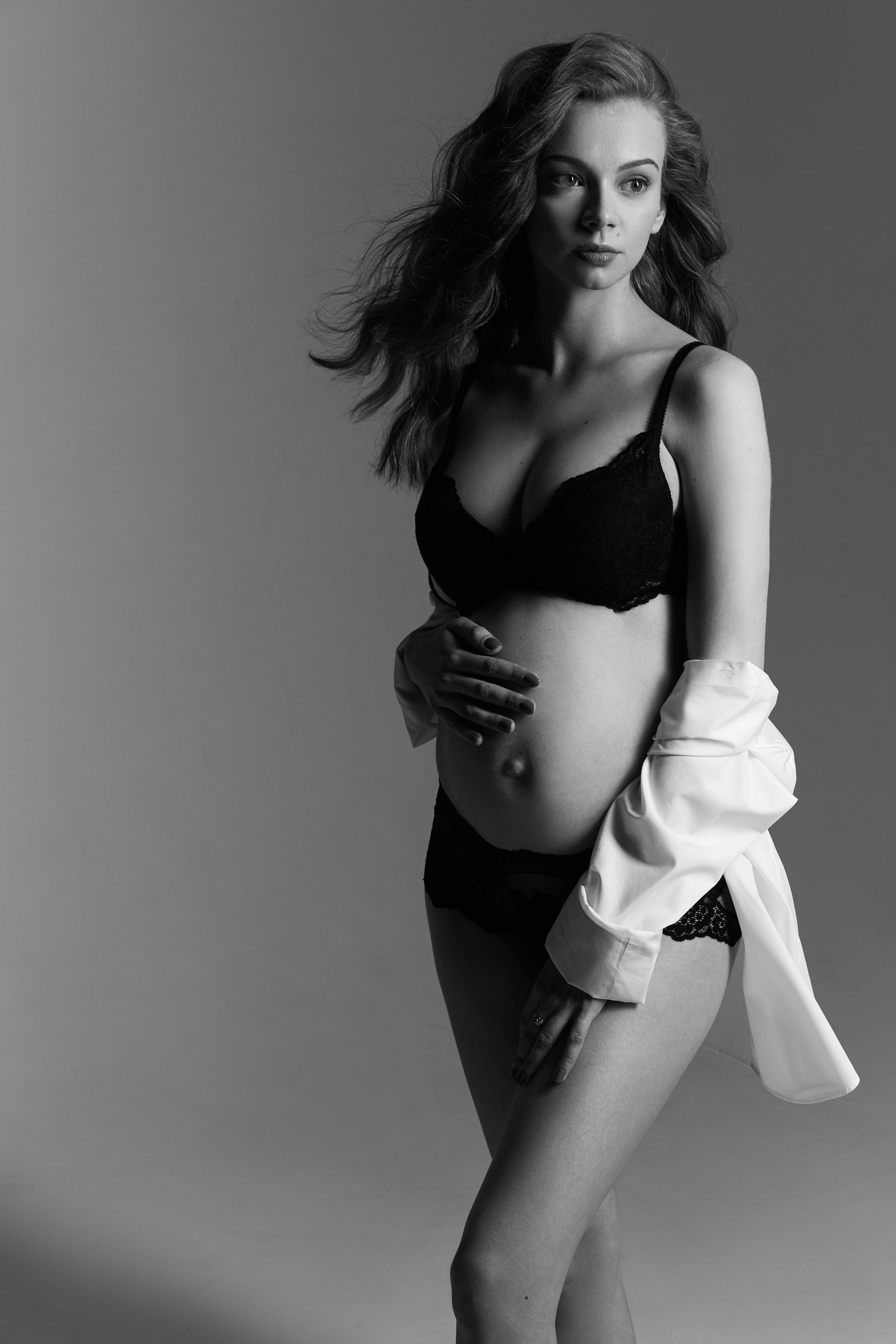 Schwanger Fotoshooting Babybauch, pregnant woman photo, Schwangerschaft foto, Fotograf in Deutschland, Weiss und schwarz foto , fotograf in Schweinfurt , Fotograf in Frankfurt, Fotograf in Würzburg,  Schweinfurt foto , Nuremberg fotograf , fotograf in der nähe , fotograf in München , fotograf in meiner nähe, Schweinfurt foto, Schweinfurt Fotogeschäft, Schweinfurt fotoshooting, 