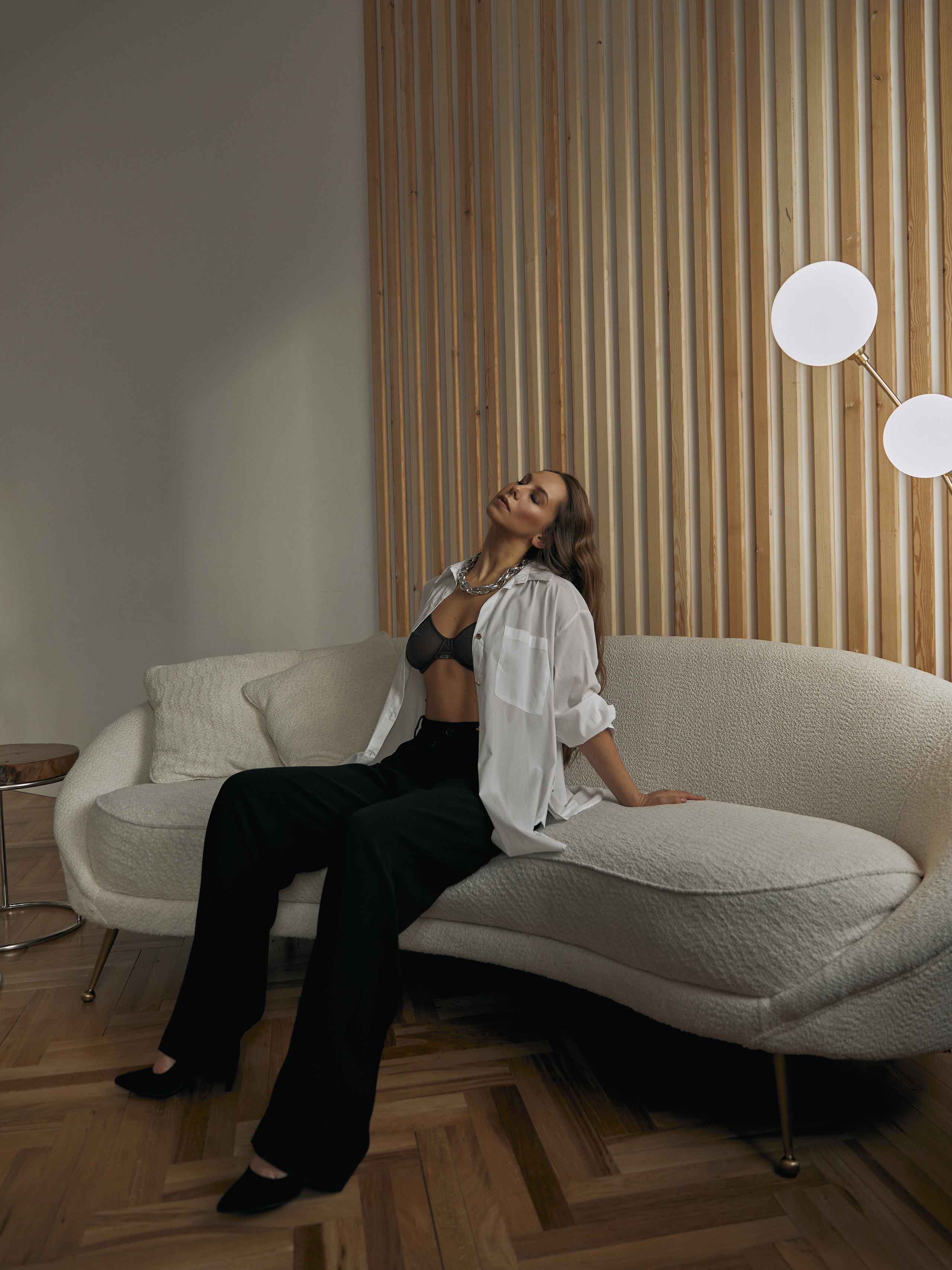 Woman is sitting on a sofa, white shirt and body, Schweinfurt foto, Schweinfurt Fotogeschäft, Schweinfurt fotoshooting, Schweinfurt Hochzeit , Frankfurt fotograf