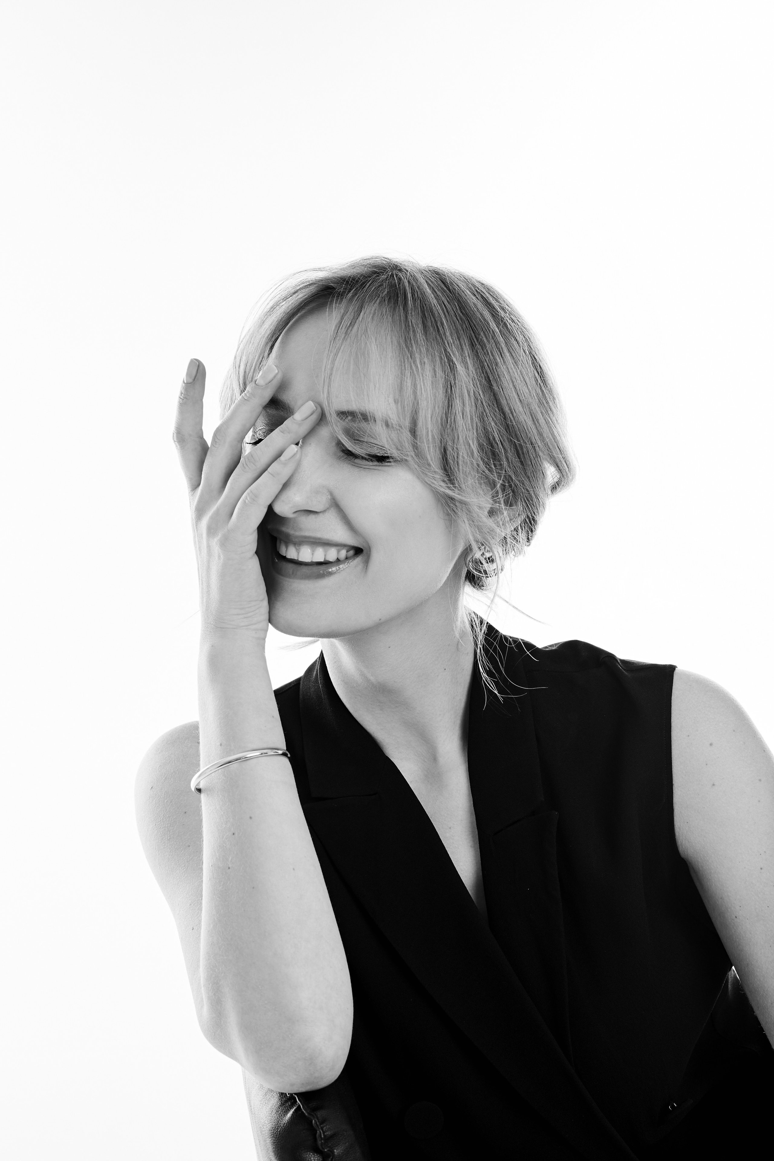 Black and white portrait of smiling woman, Beautiful black and white portrait, Black and white portrait , editorial photo, Fotograf in Deutschland, Weiss und schwarz foto ,  fotograf in Schweinfurt , Fotograf in Frankfurt, Fotograf in Würzburg, Modefotograf, Hochzeitsfotograf, Schweinfurt foto , Bayern Foto, Erlangen fotograf, Nuremberg fotograf , fotograf in der nähe , fotograf in München , fotograf in Regensburg, fotograf in meiner nähe, Schweinfurt foto, Schweinfurt Fotogeschäft, Schweinfurt fotoshooting, Schweinfurt Hochzeit 