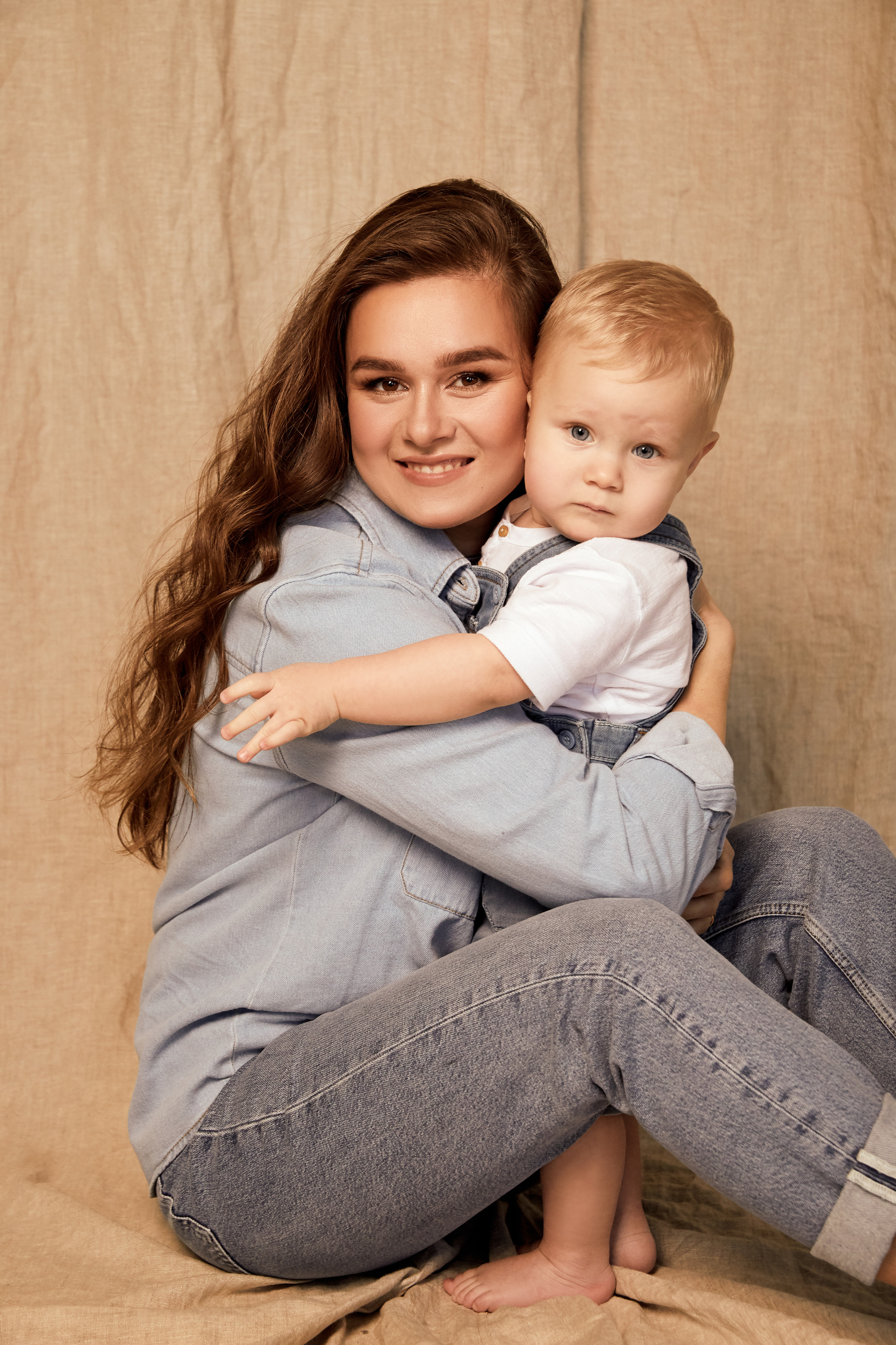 Schwanger Fotoshooting Babybauch, pregnant woman photo, Schwangerschaft foto, Fotograf in Deutschland, Weiss und schwarz foto , fotograf in Schweinfurt , Fotograf in Frankfurt, Fotograf in Würzburg,  Schweinfurt foto , Nuremberg fotograf , fotograf in der nähe , fotograf in München , fotograf in meiner nähe, Schweinfurt foto, Schweinfurt Fotogeschäft, Schweinfurt fotoshooting, Familienfoto Schweinfurt