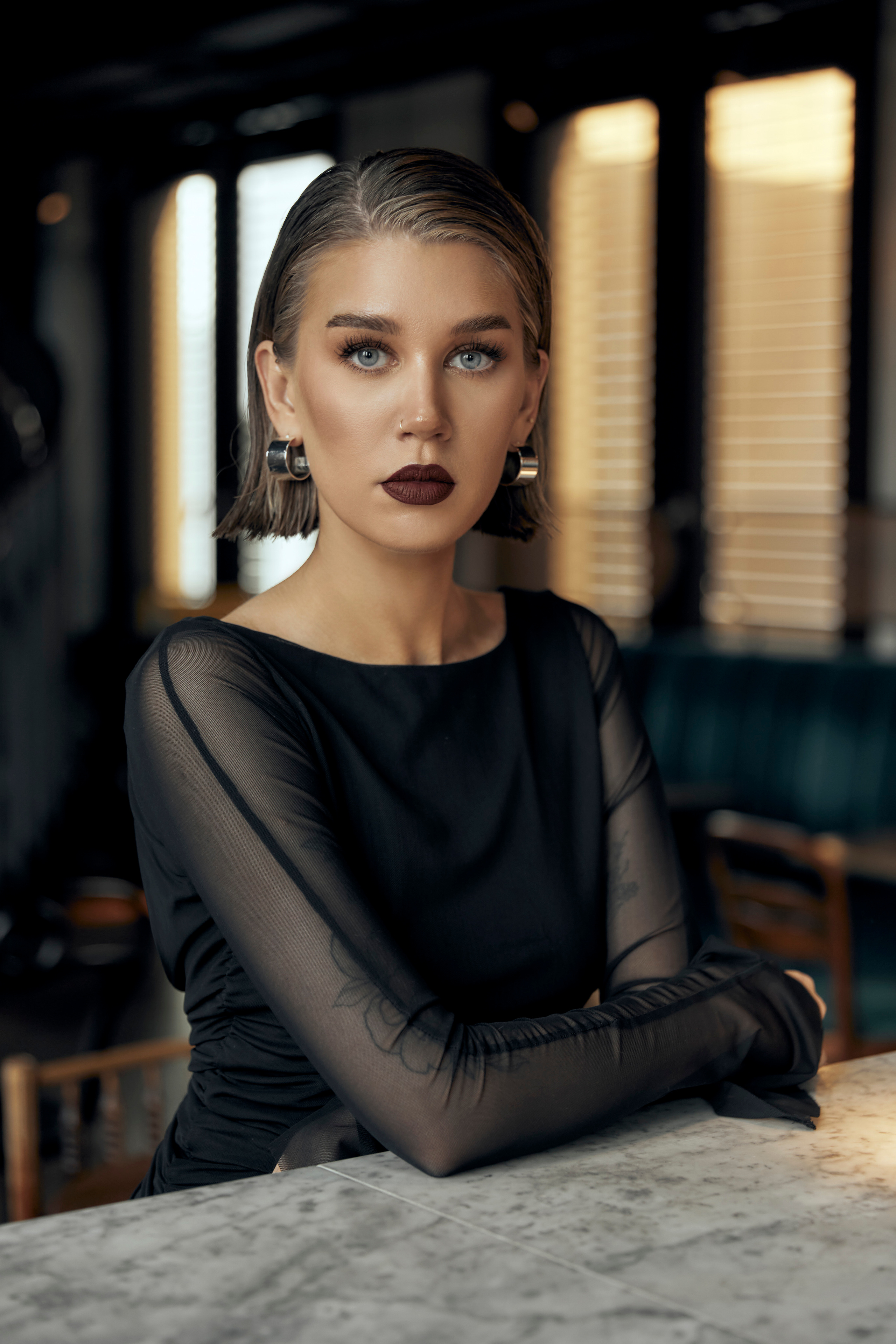 German blogger woman with dark lips in a bar, Schweinfurt foto, Schweinfurt Fotogeschäft, Schweinfurt fotoshooting, Schweinfurt Hochzeit , Frankfurt fotograf, Ruby Luna Hotel foto bar