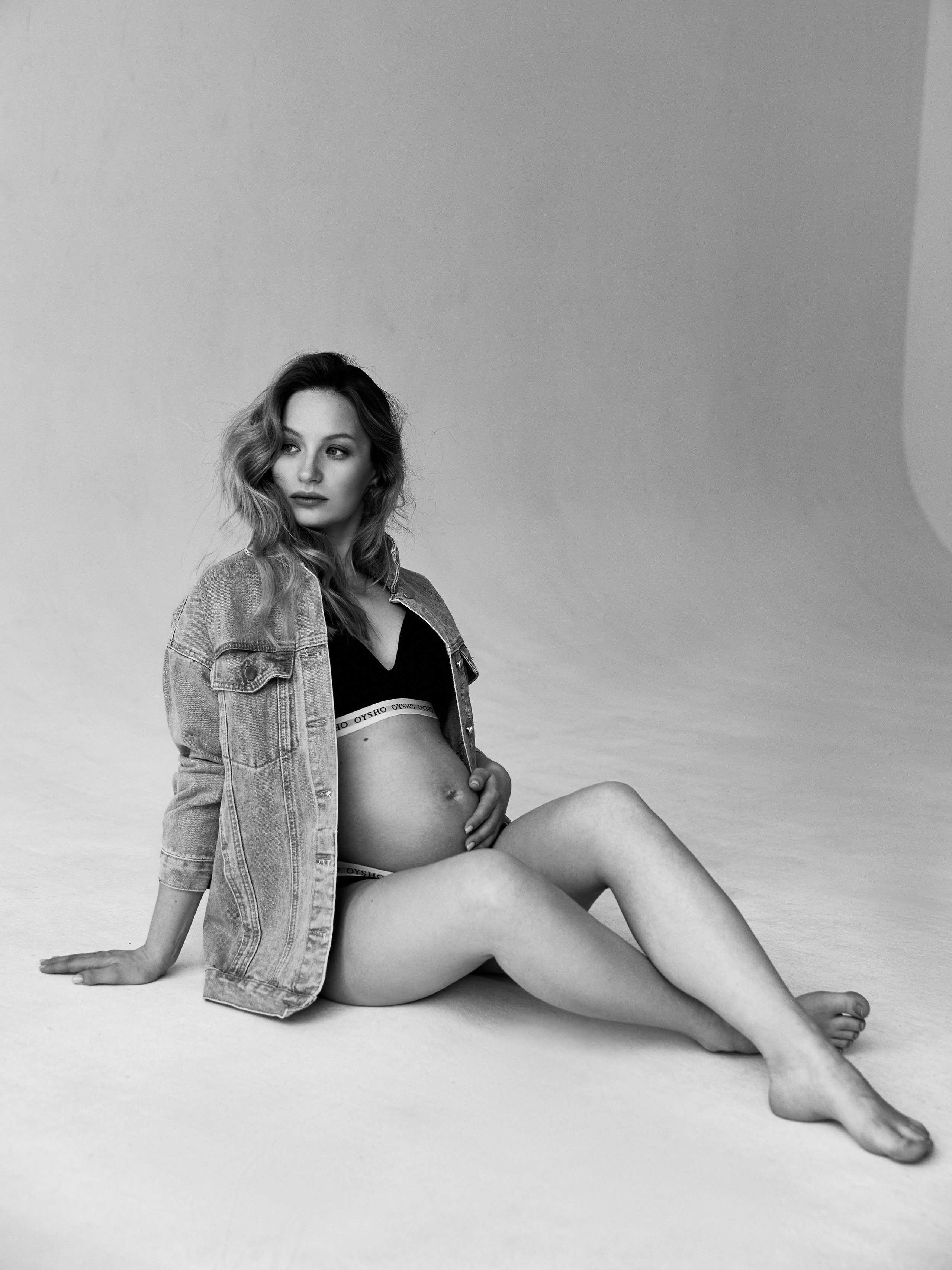 Schwanger Fotoshooting Babybauch, pregnant woman photo, Schwangerschaft foto, Fotograf in Deutschland, Weiss und schwarz foto , fotograf in Schweinfurt , Fotograf in Frankfurt, Fotograf in Würzburg,  Schweinfurt foto , Nuremberg fotograf , fotograf in der nähe , fotograf in München , fotograf in meiner nähe, Schweinfurt foto, Schweinfurt Fotogeschäft, Schweinfurt fotoshooting, 