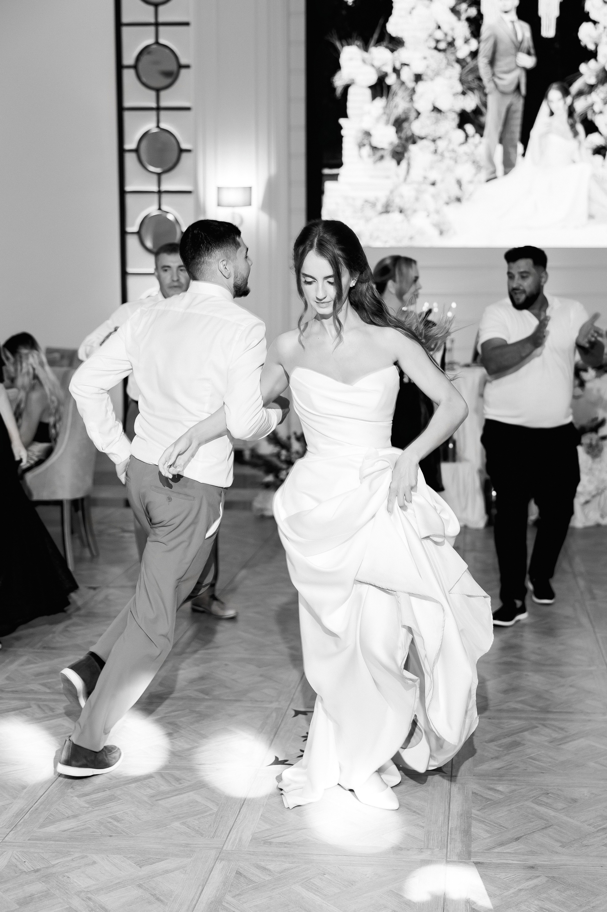 Eugen & Livia — Grand Elysee — Wedding Day. Servicii Foto și Video 067188353