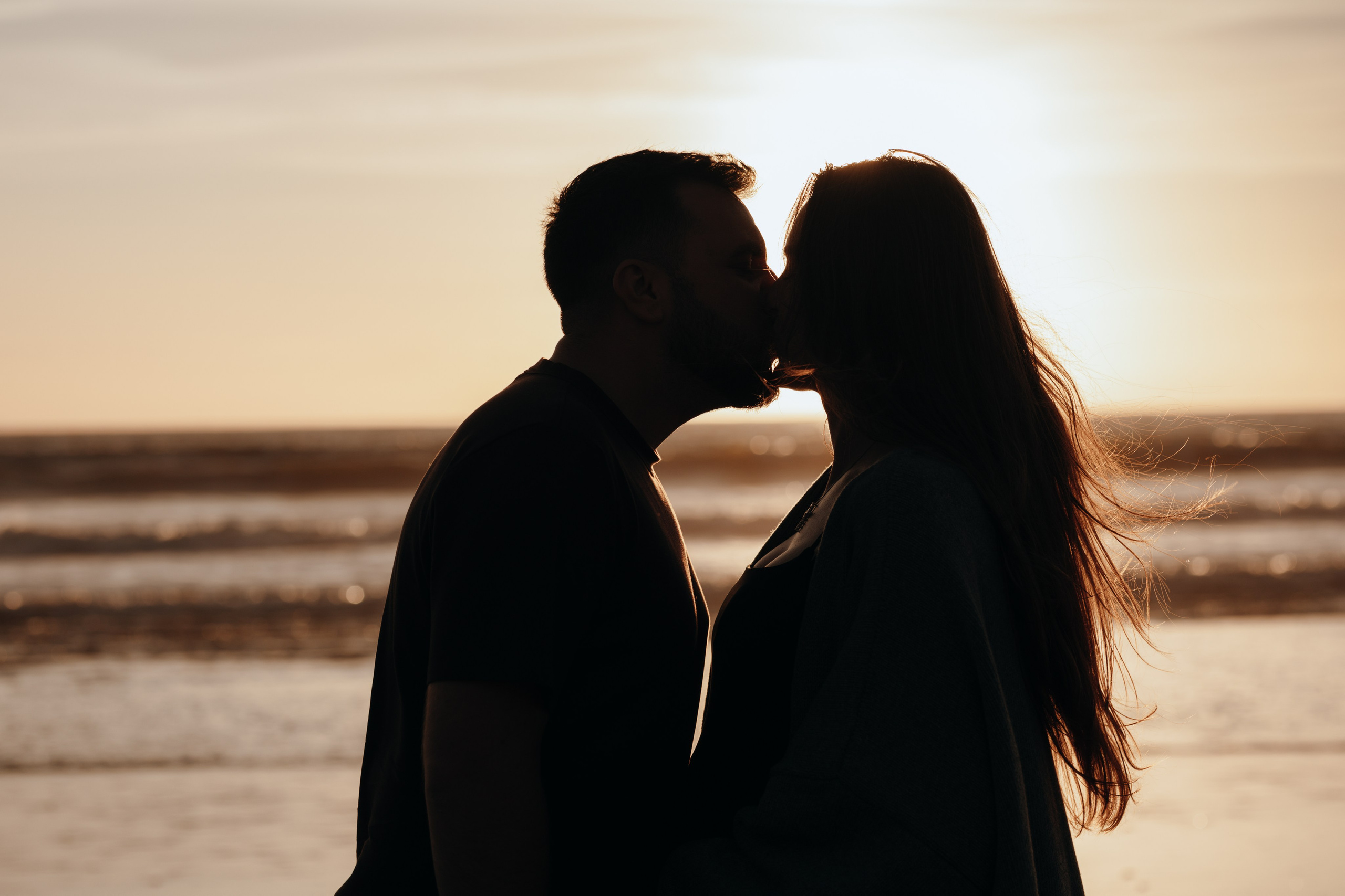 Sunset maternity photoshoot. Annah Louwagie — Lifestyle photographer for couples, families & brands | France & worldwide