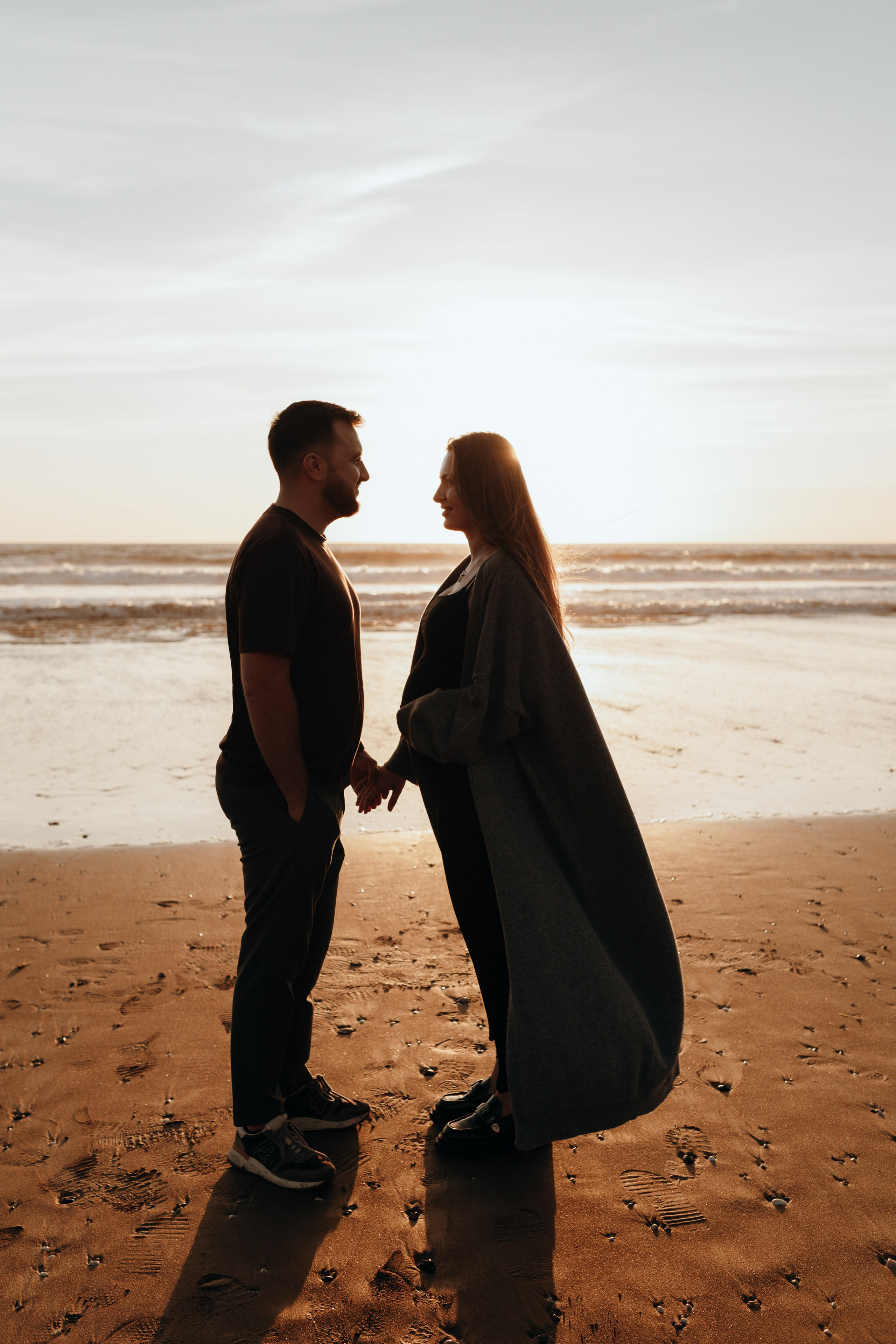 Sunset maternity photoshoot. Annah Louwagie — Lifestyle photographer for couples, families & brands | France & worldwide