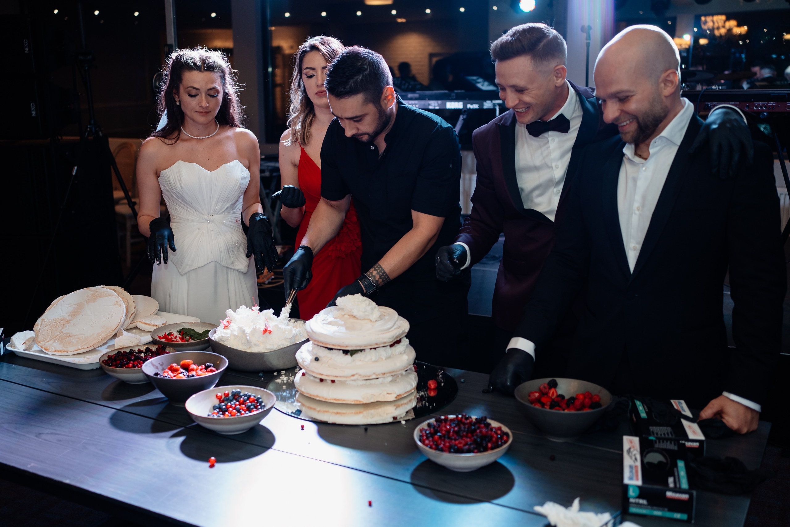 Moment emoționant între miri în ziua nunții, surprins într-un cadru natural și romantic, la Bokka Buftea. Fotografie de nuntă profesională, editată artistic pentru a evidenția emoția și eleganța evenimentului.