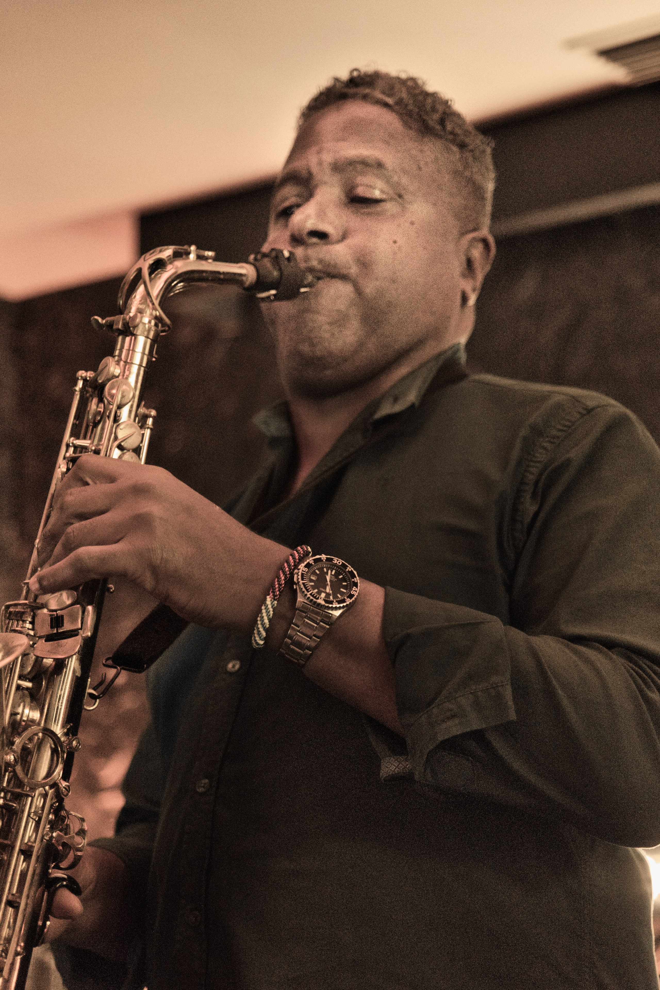 Fiesta corporativa en Córdoba fotografiada con estilo creativo.