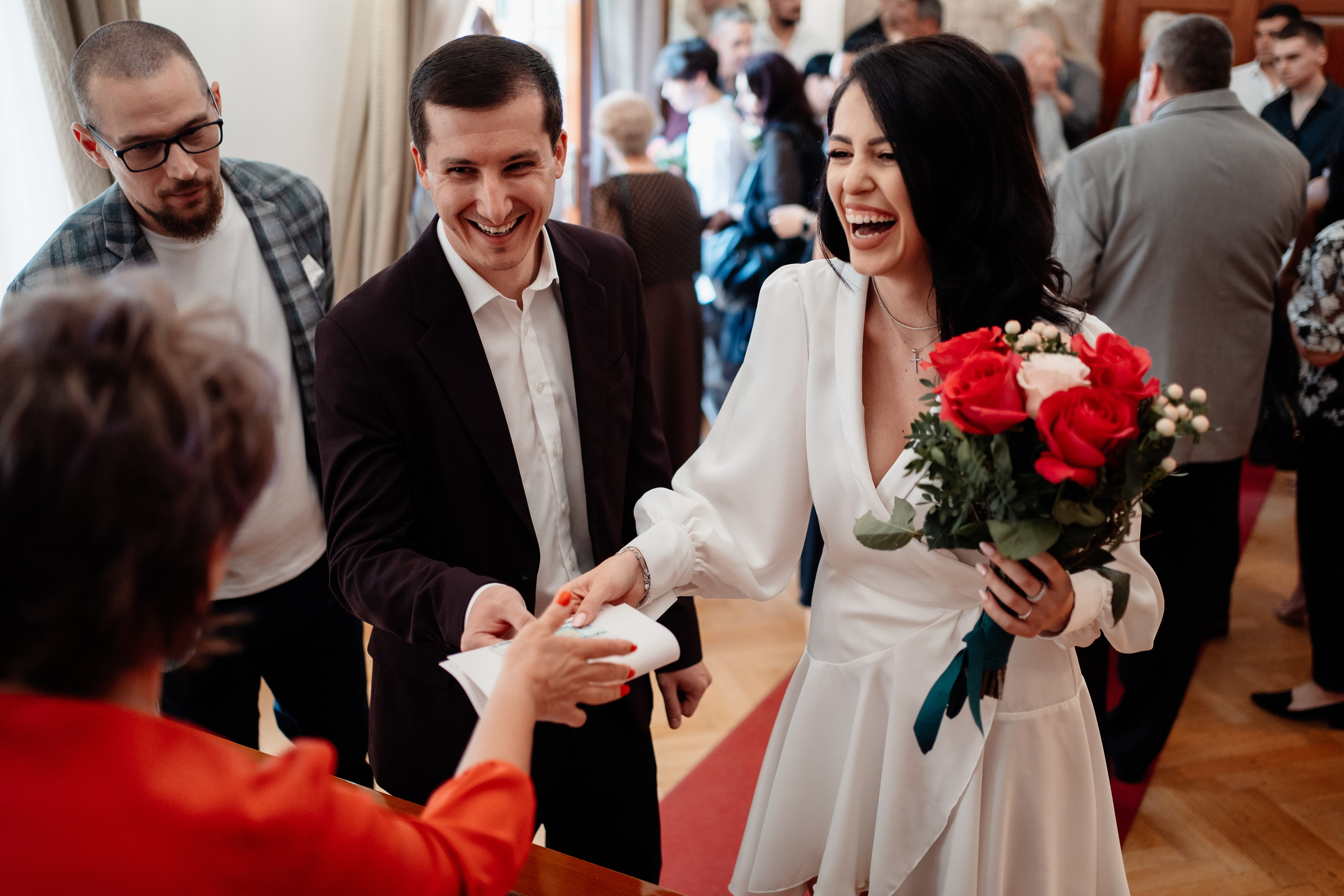 Miri fericiți în fața oficiului stării civile din Bucuresti, Sector 3, celebrând începutul unei noi vieți împreună. Fotografie de cununie civilă, capturând naturalețea și bucuria momentului special.