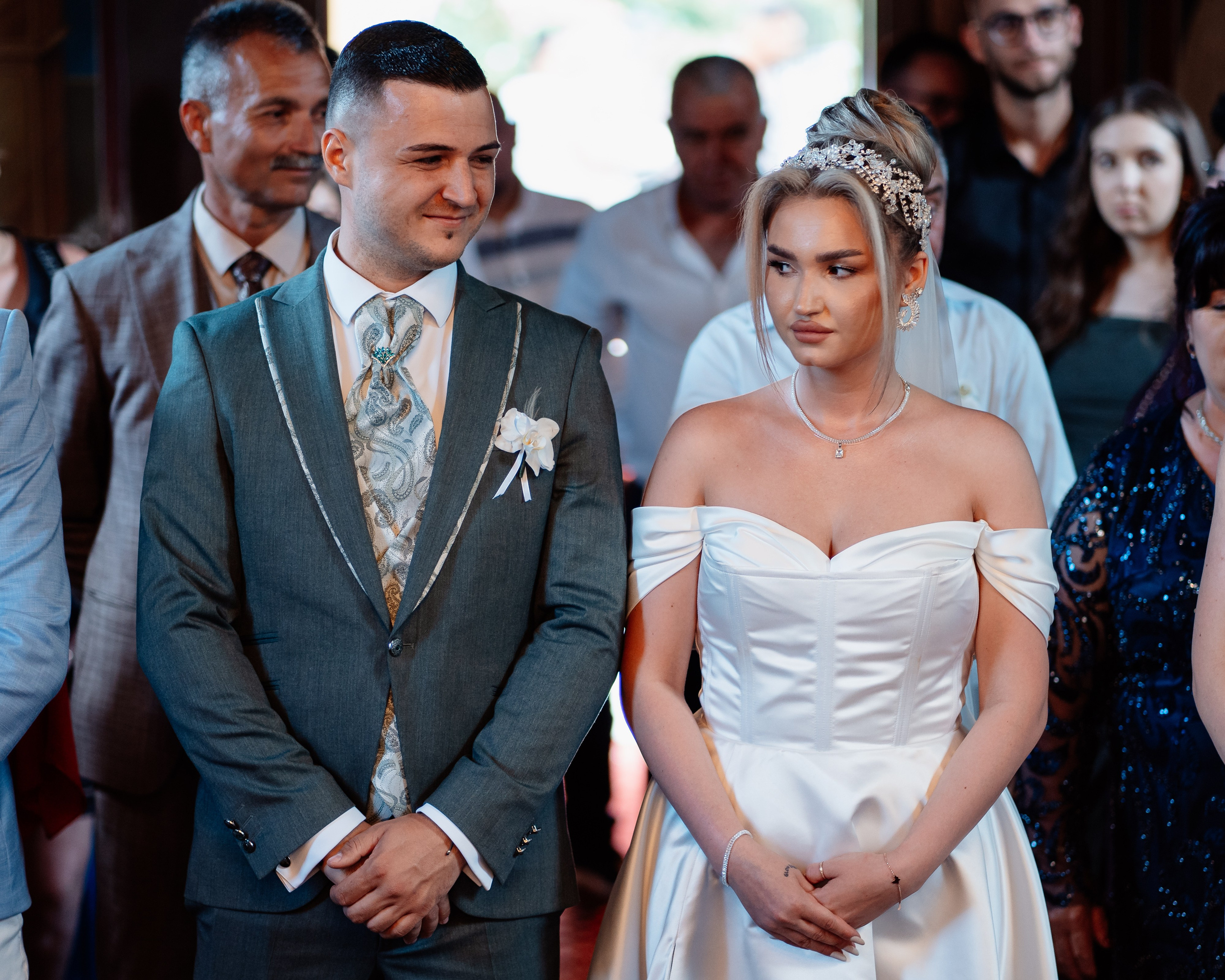 Moment emoționant între miri în ziua nunții, surprins într-un cadru natural și romantic, la Bolintin-Vale. Fotografie de nuntă profesională, editată artistic pentru a evidenția emoția și eleganța evenimentului.