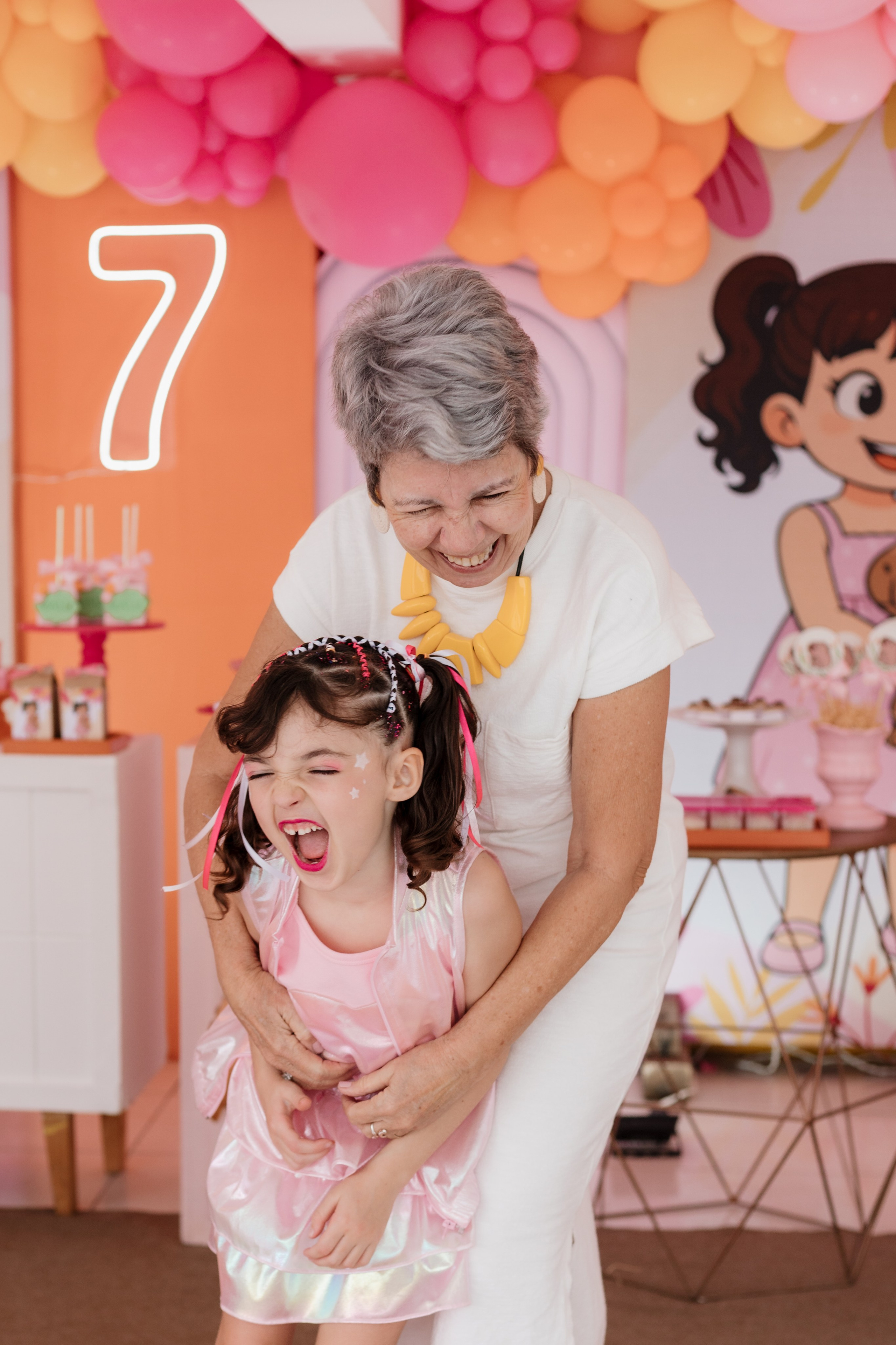 Interação da criança com avó e festa infantil