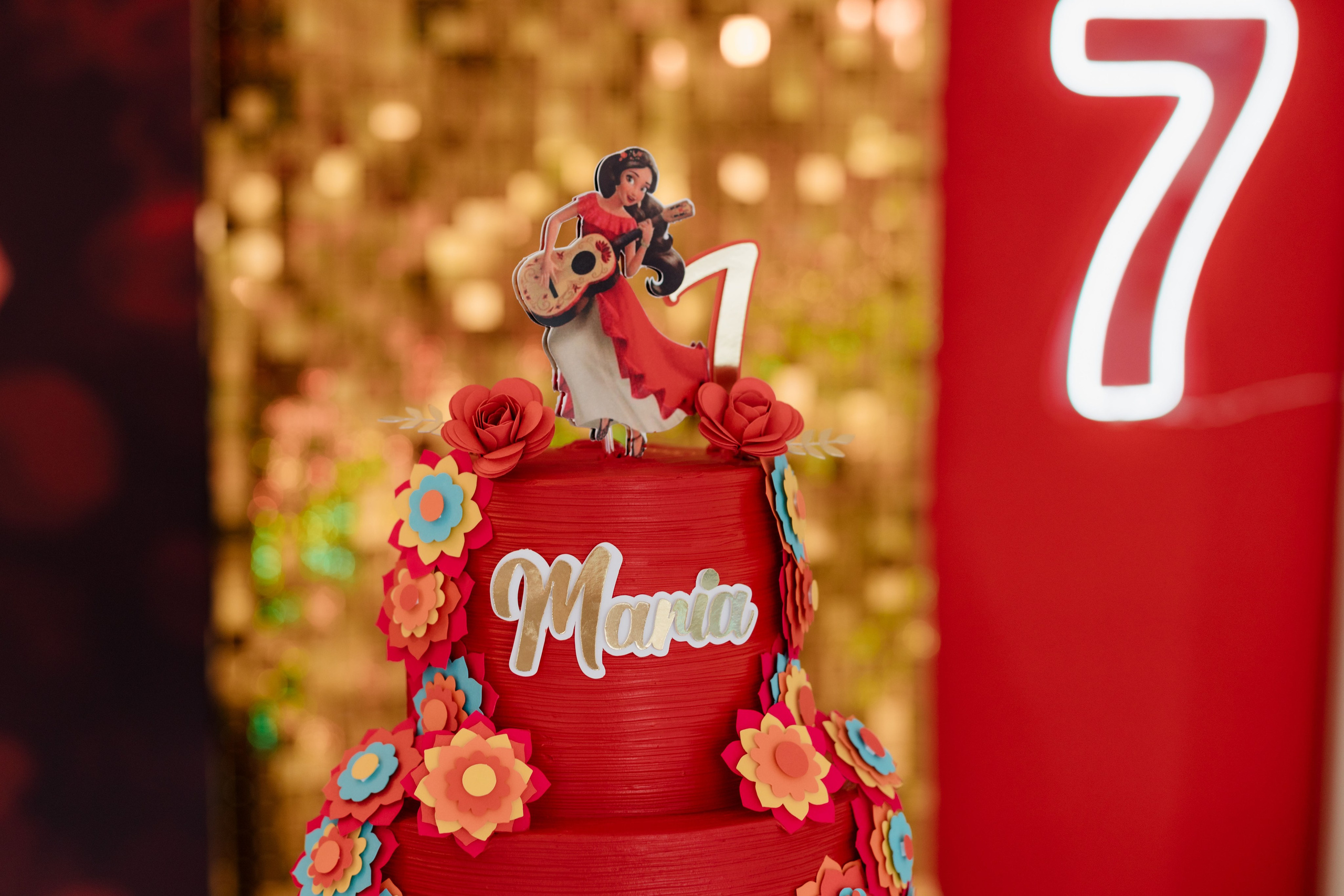 Detalhe de bolo no tema Elena de Avalor para festa de 7 anos em A Casa com Jardim