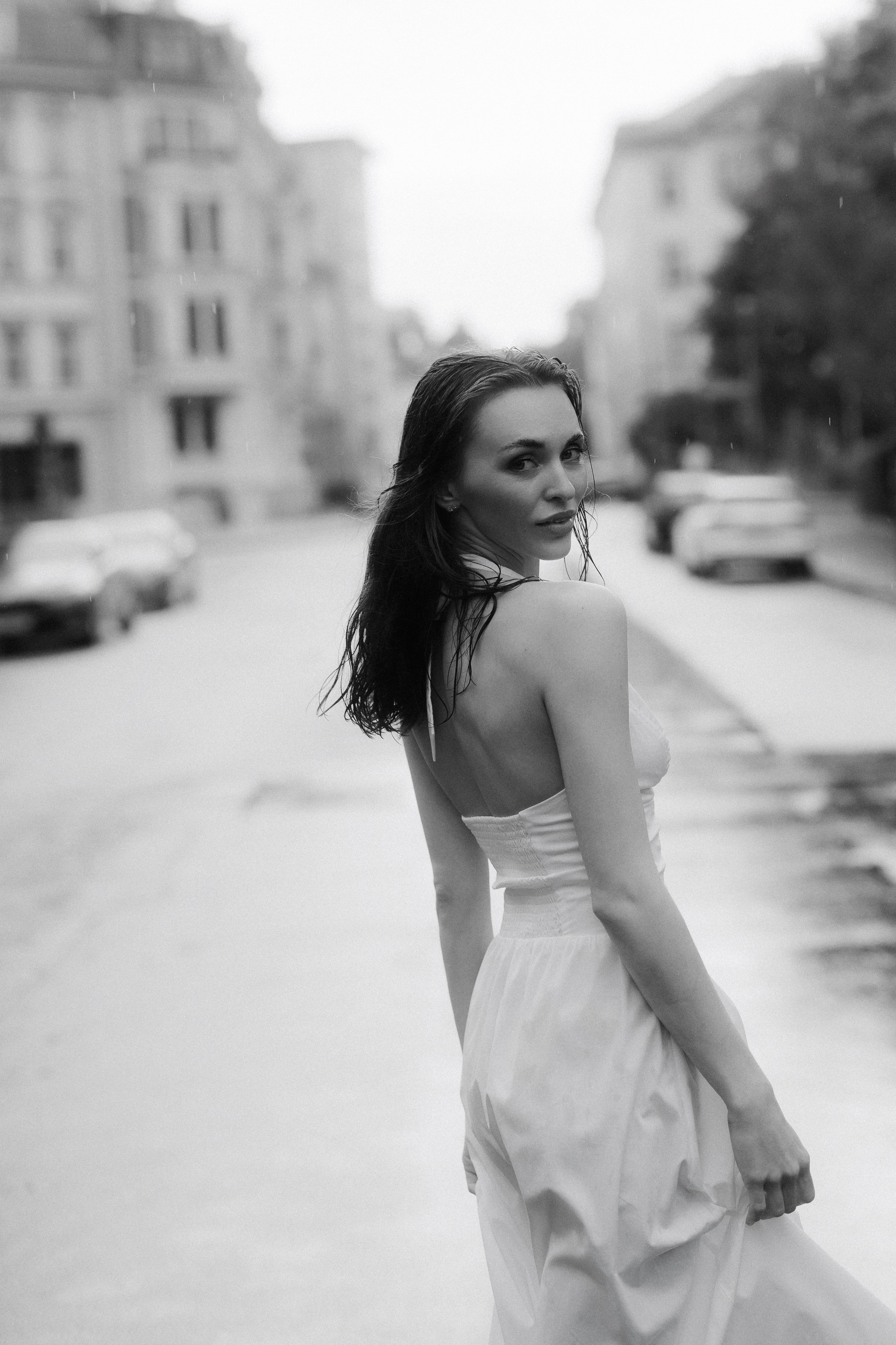 Between Rain and Light — Black & White Portrait Session in Leipzig. Кристина Кожельцова — чёрно-белая портретная фотография в Лейпциге. Германия