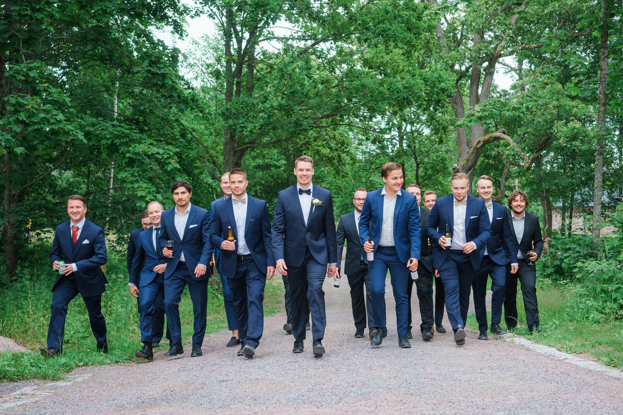 Sulhanen ja hänen kvarit kävelevät ylämäkeen