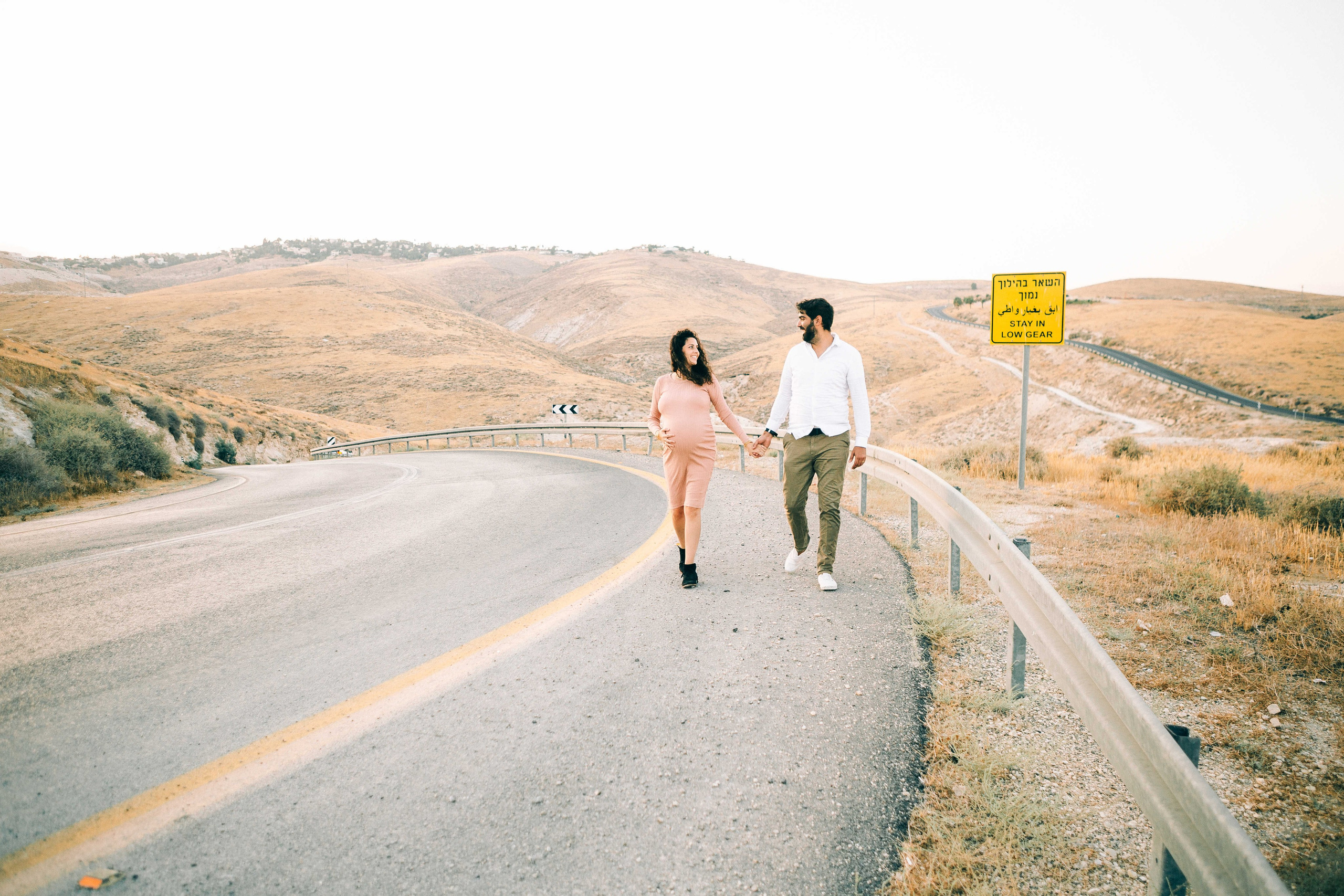 PREGNANT PHOTOSESSION IN THE DESERT. PHOTOGRAPHER IN ISRAEL