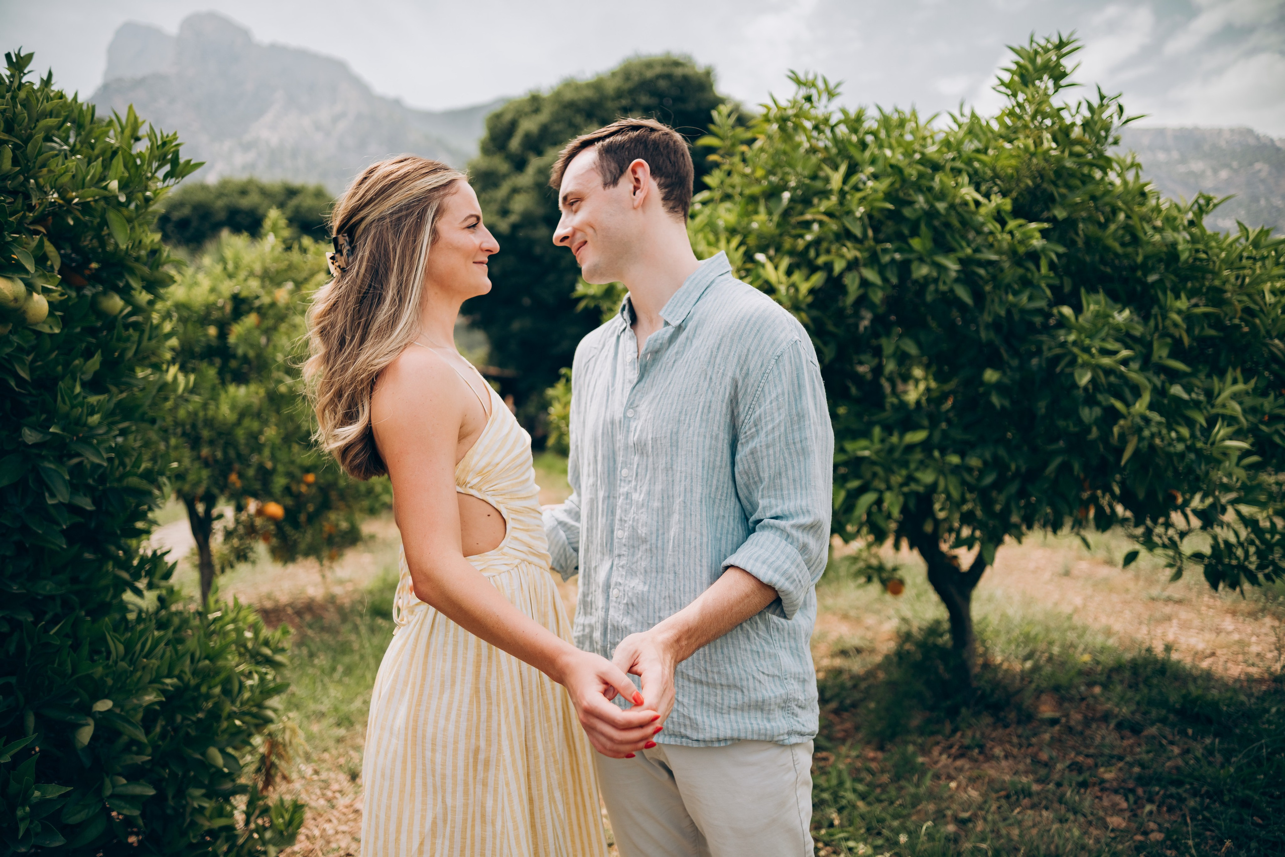 Relaxed Couple Session in Mallorca — Citrus Fields & Seaside. Фотограф у Пальма де Майорка