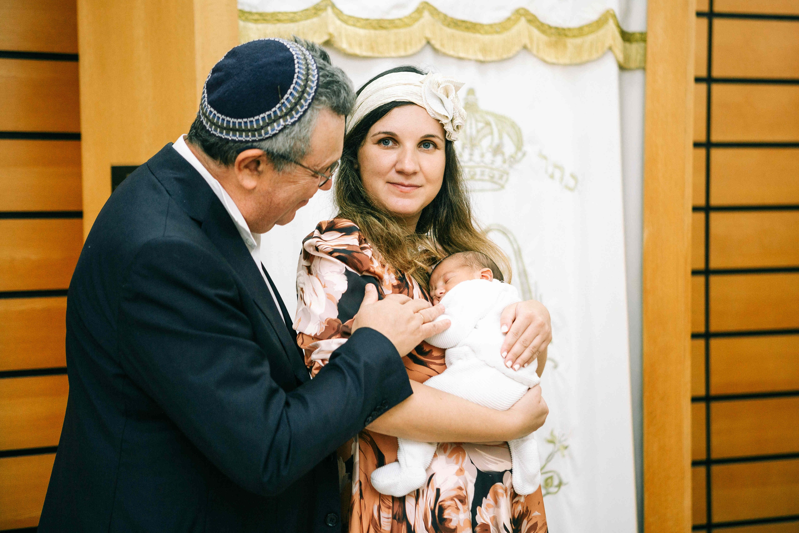 BRITH MILA IN THE SMALL SYNAGOGUE. PHOTOGRAPHER IN ISRAEL