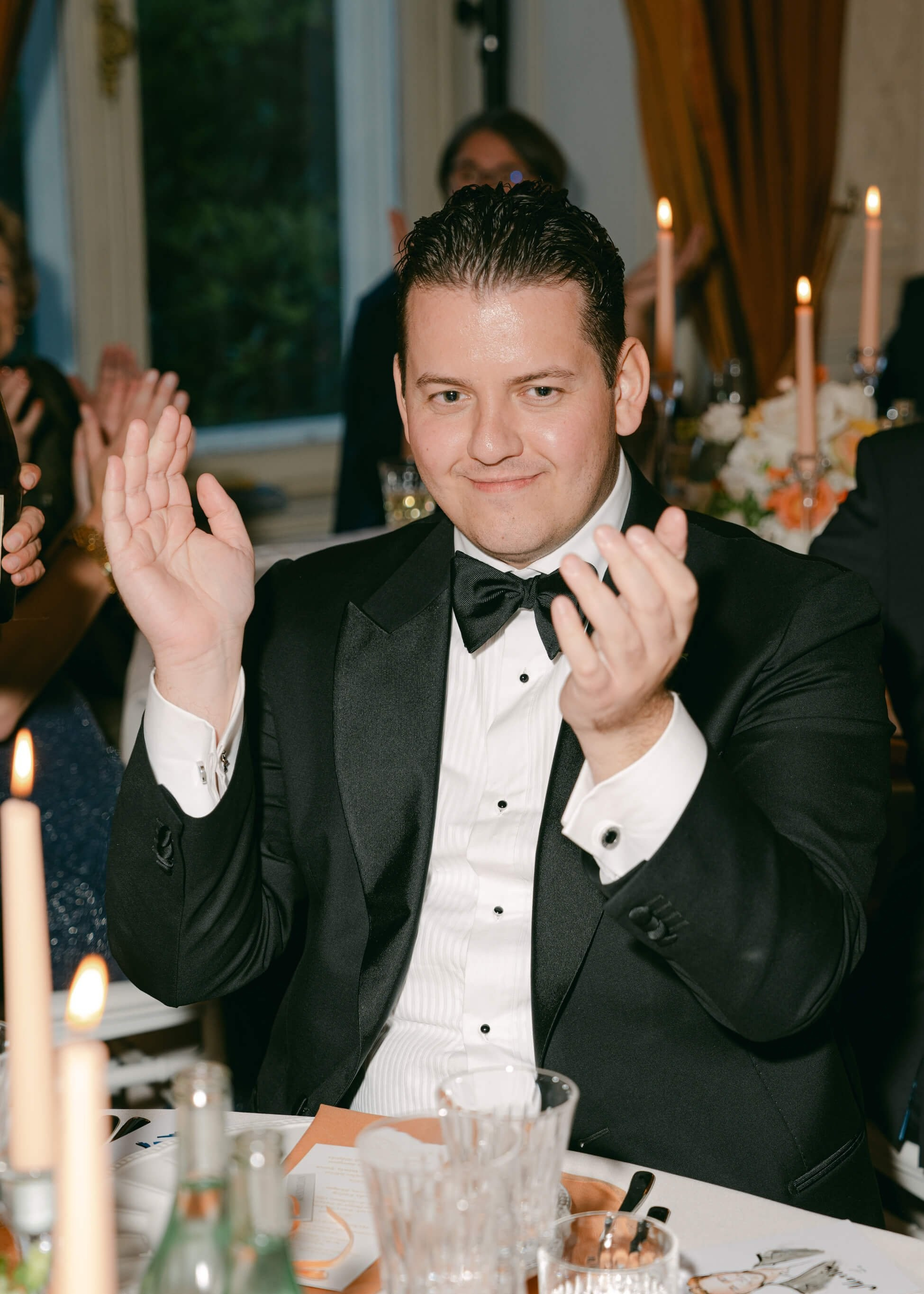 Wedding guest in black tuxedo clapping at reception dinner, black tie wedding Villa Rothschild Frankfurt