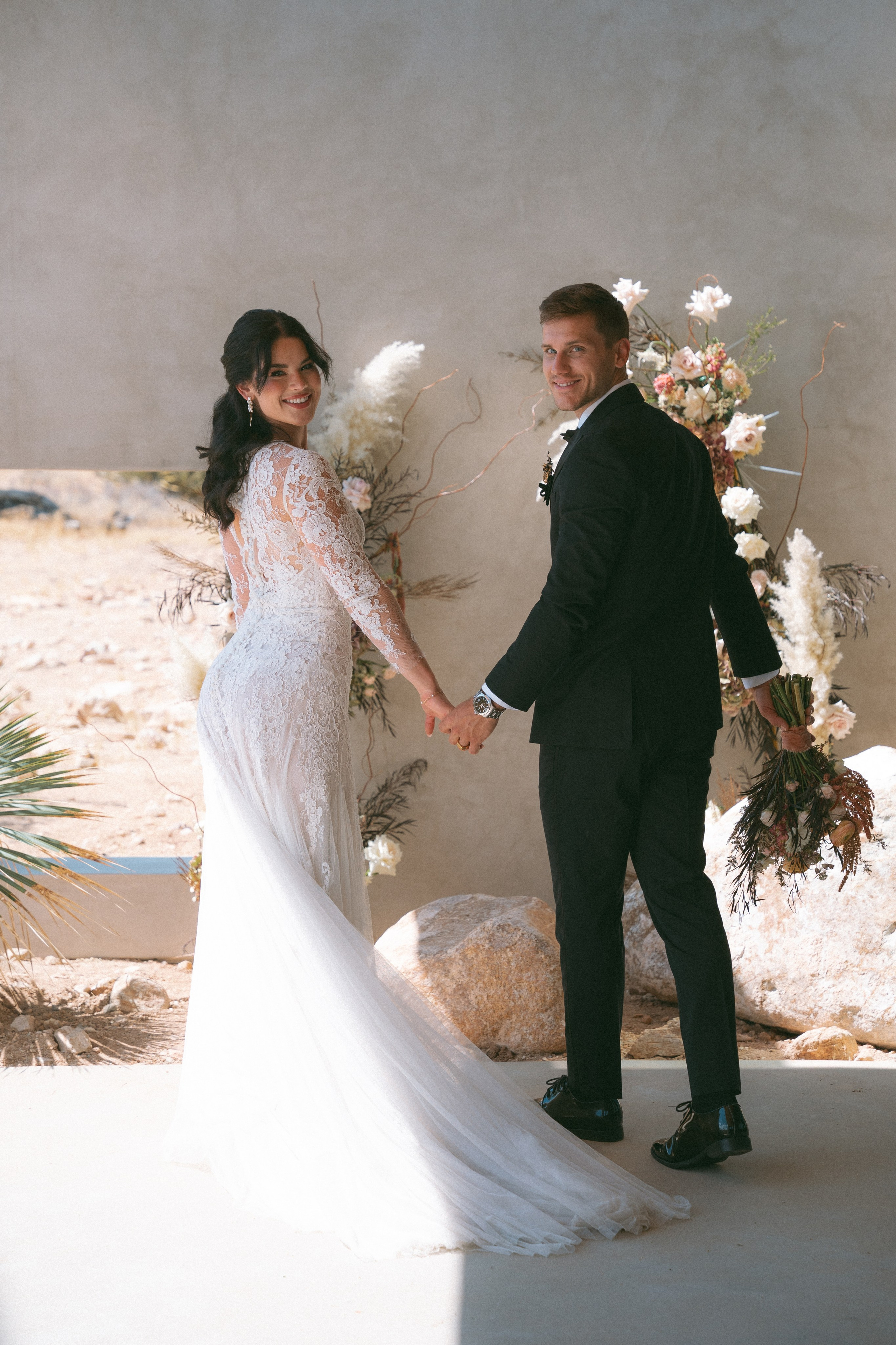 Joshua Tree wedding. Joshua tree elopement. Wedding for 2. Wedding photographer Joshua Tree. Elopement photographer in Joshua Tree. Couples photographer in Joshua Tree. Elopement in Joshua Tree