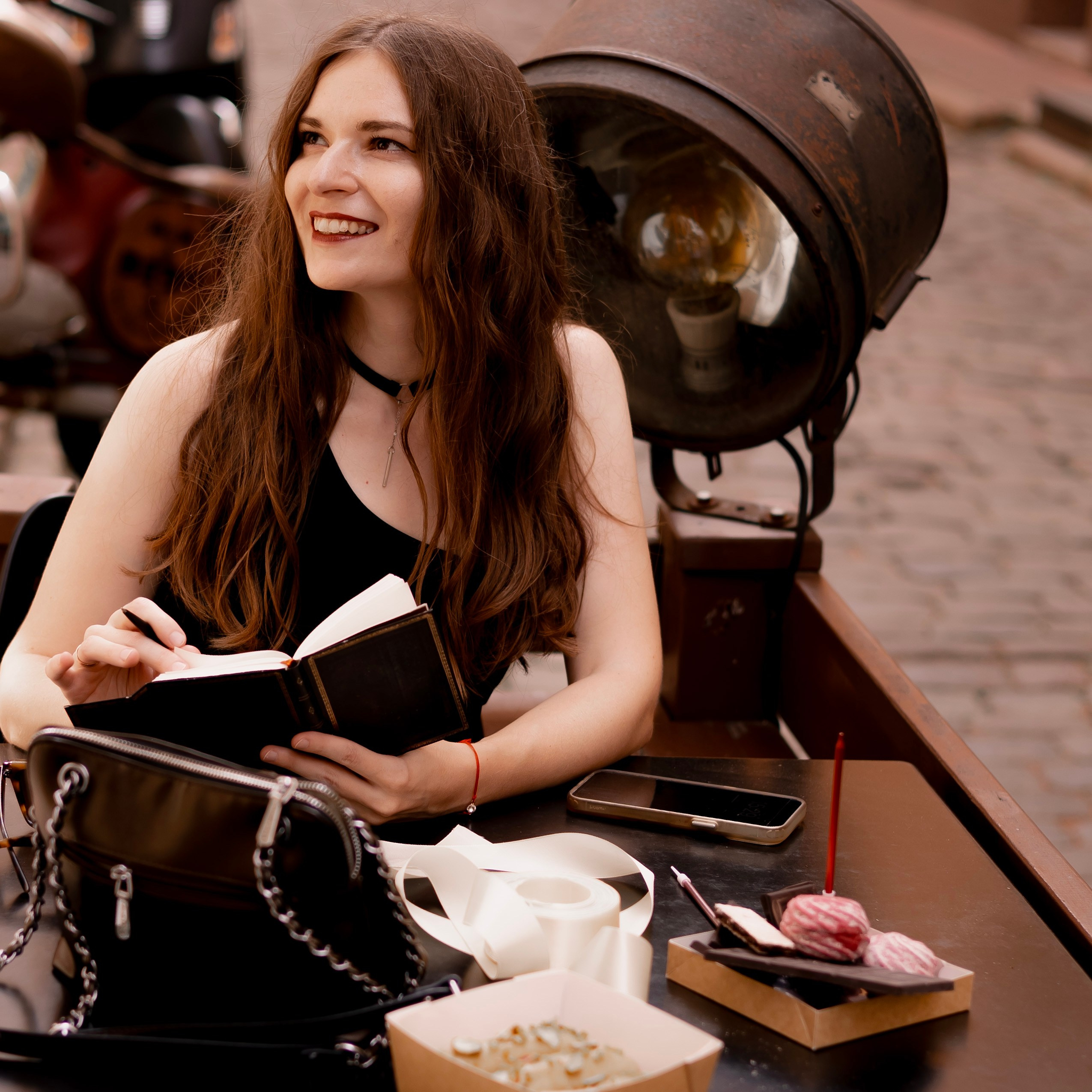 Atsauksmes. Portretu fotosesija Rīgā| Biznesa portretu foto | Korporatīvās un darbinieku fotosesijas | Pasākumu fotogrāfs | Produktu fotogrāfs