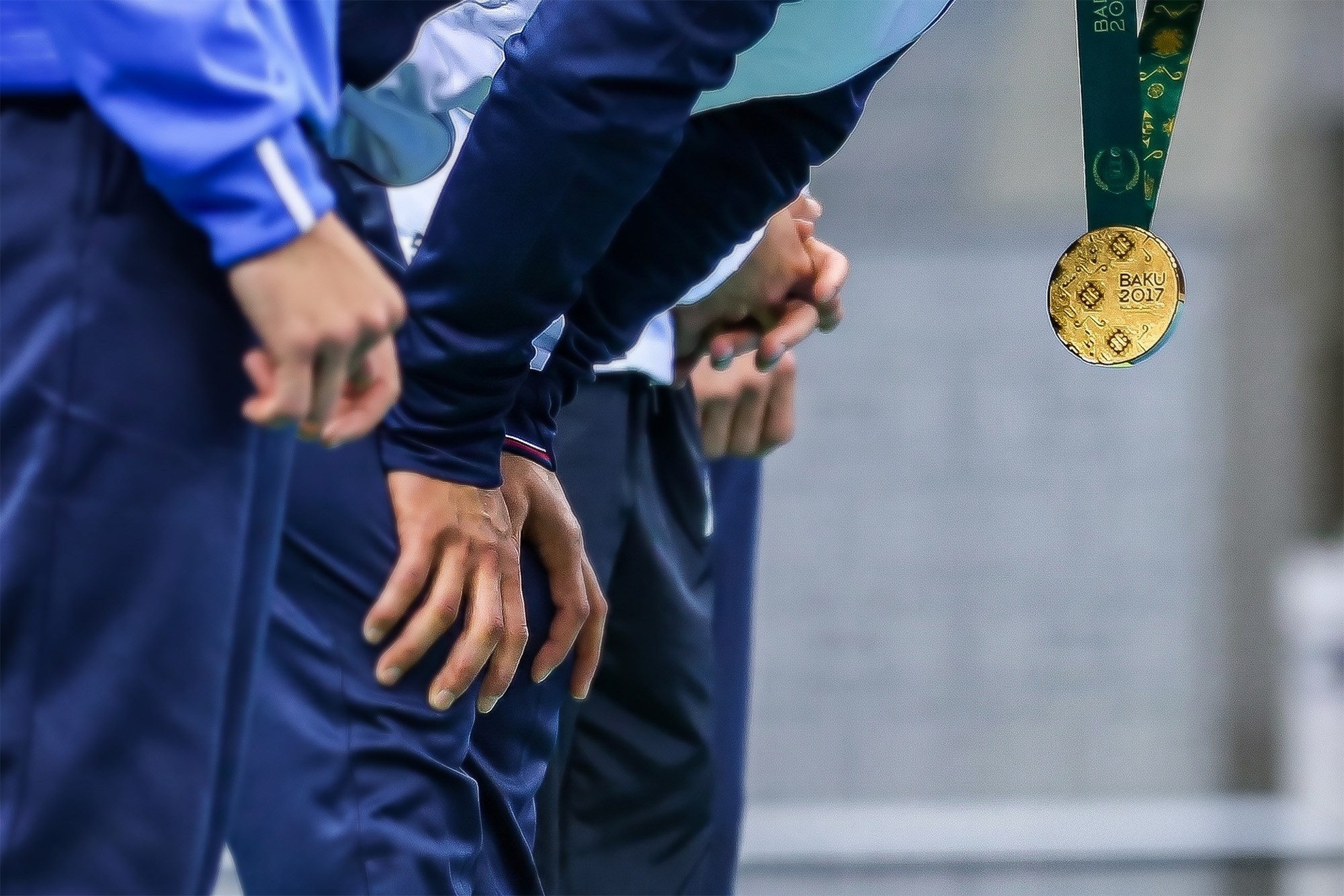 İdman yarışının mükafatlandırma mərasimində qızıl medal qalib idmançıya təqdim olunur. Bakı 2017 İslam Həmrəyliyi Oyunları.