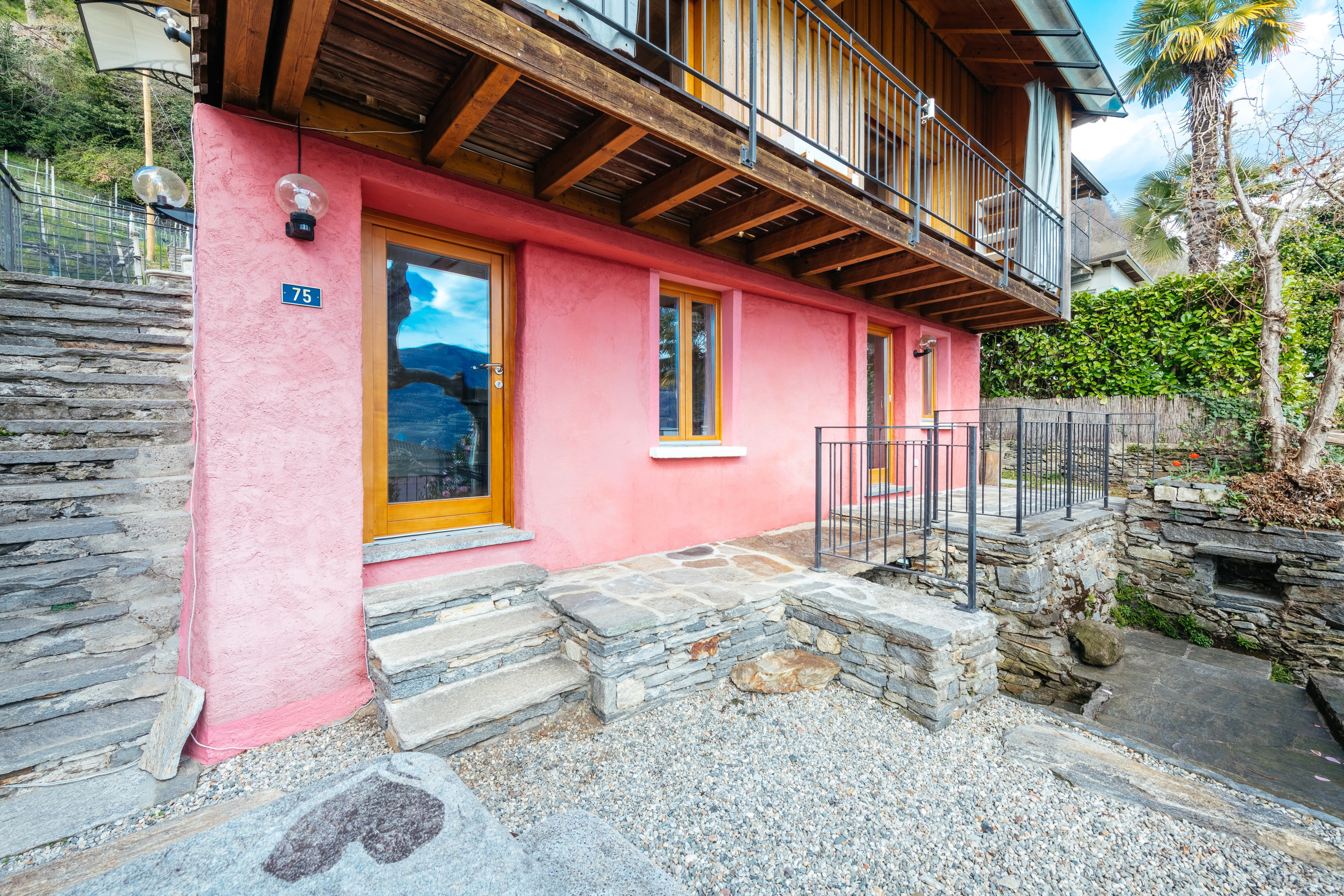 Haus, CUGNASCO, TICINO. Hallo! Ich bin Elena und arbeite als Immobilienfotografin