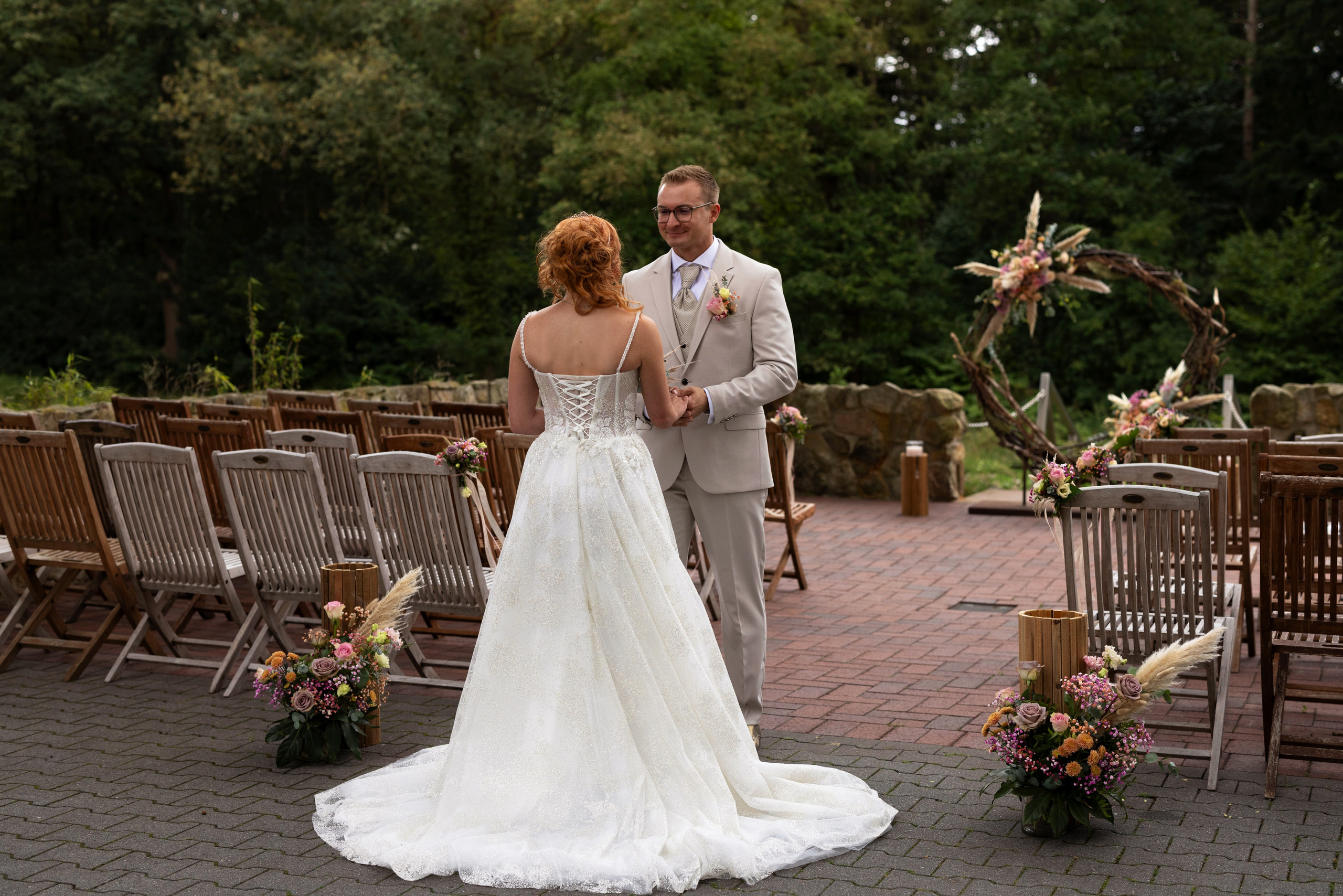 Der Trauungsmoment im Artland Kotten – ein unvergesslicher Augenblick inmitten der Natur von Quakenbrück.“