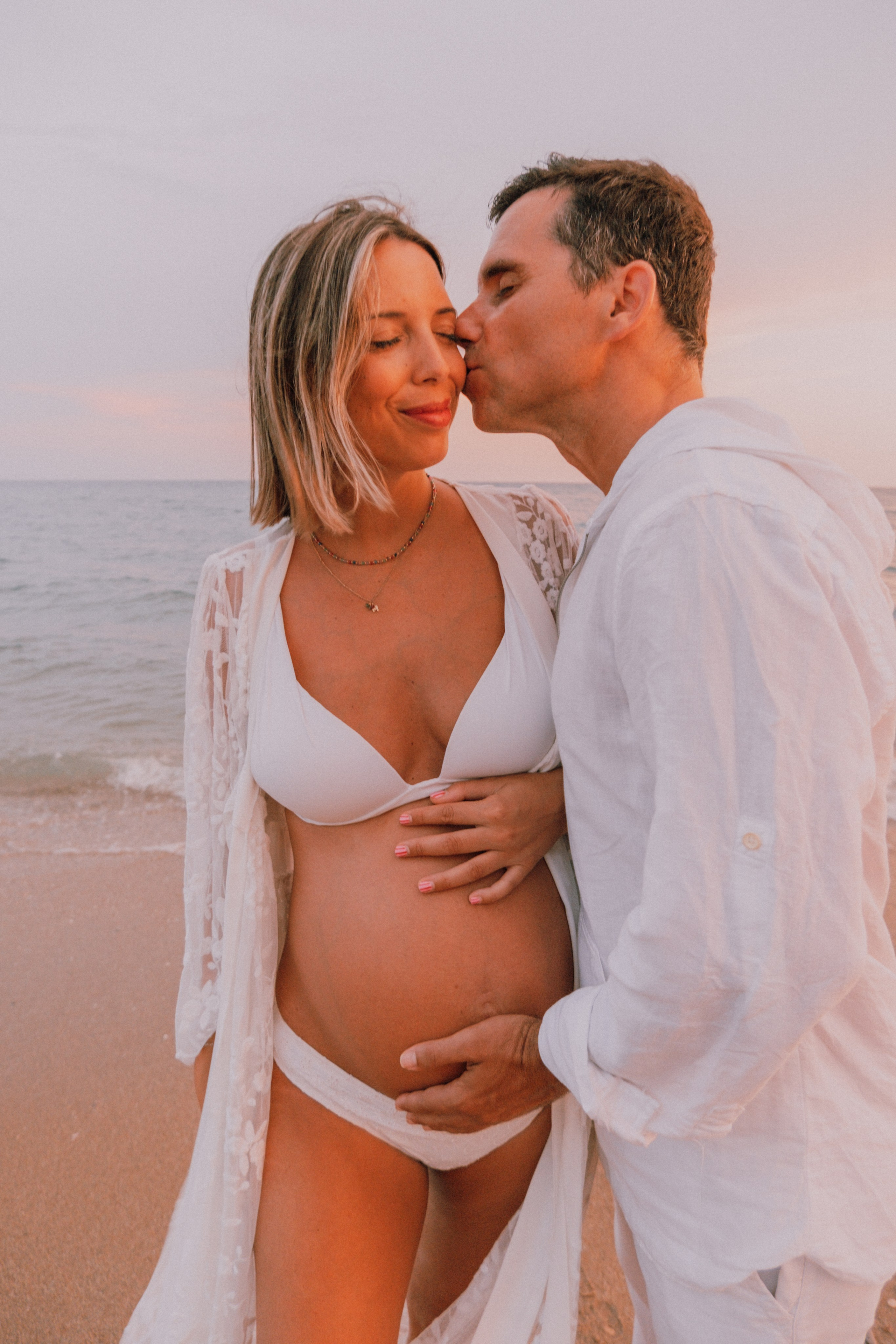 Sesión embarazo en la playa. Fotografía profesional en Calafell - Elena Medvedeva