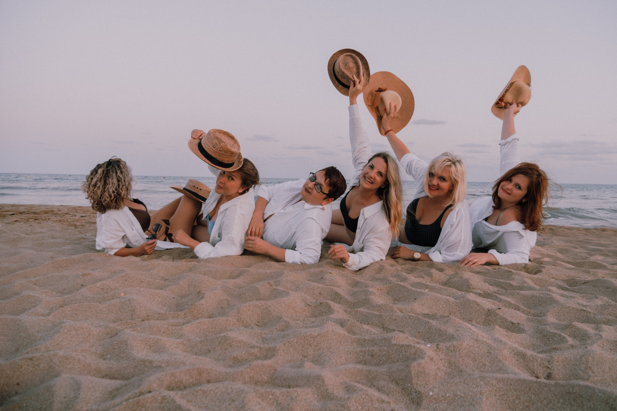 Sesión de amigas en la playa. Fotografía profesional en Calafell - Elena Medvedeva