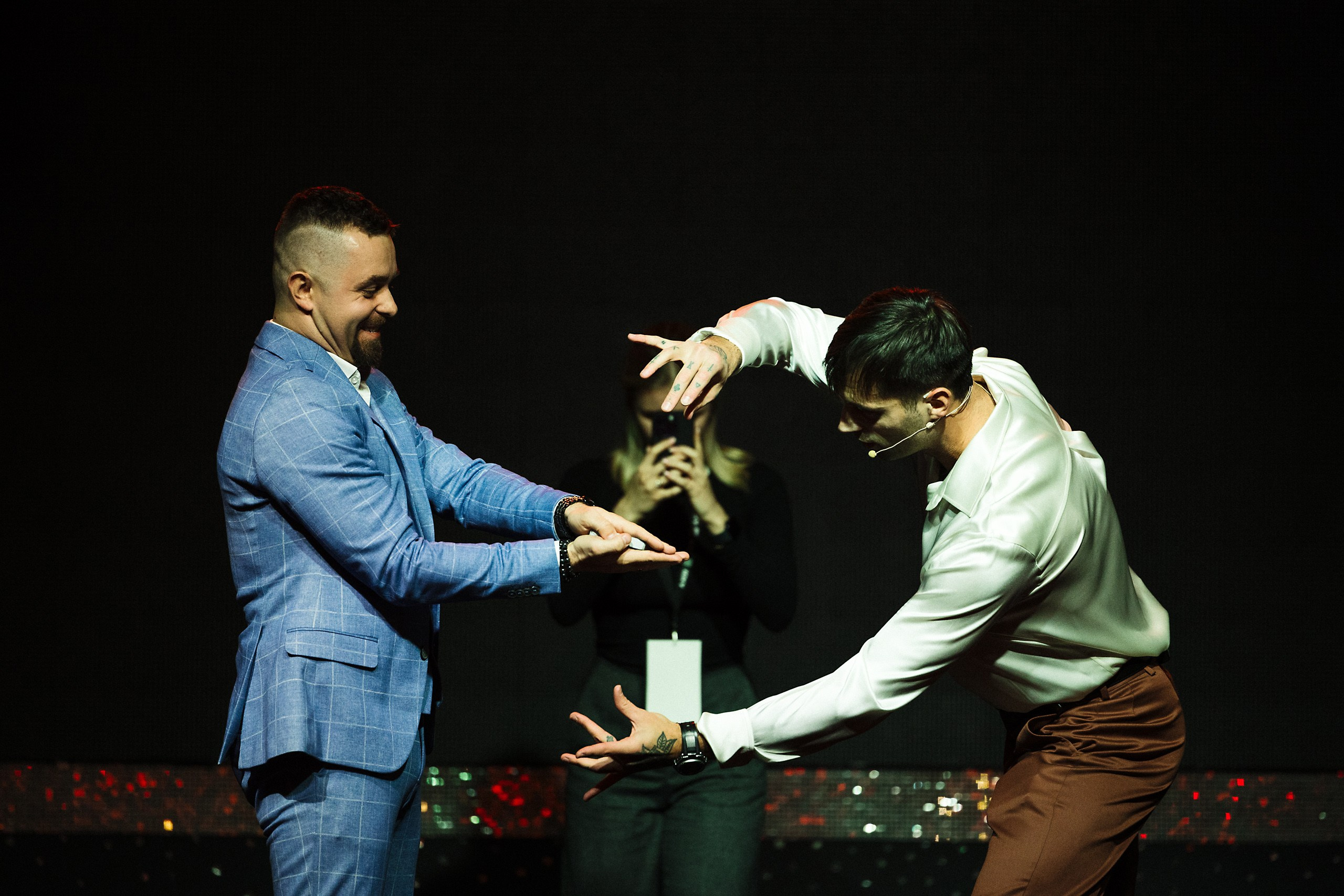 Новогодняя фотосессия в стиле «Оскар» для компаний — свет софитов и звёздные кадры. Евгений Тимофеев | Свадебный и контент-фотограф и видеограф в Риге