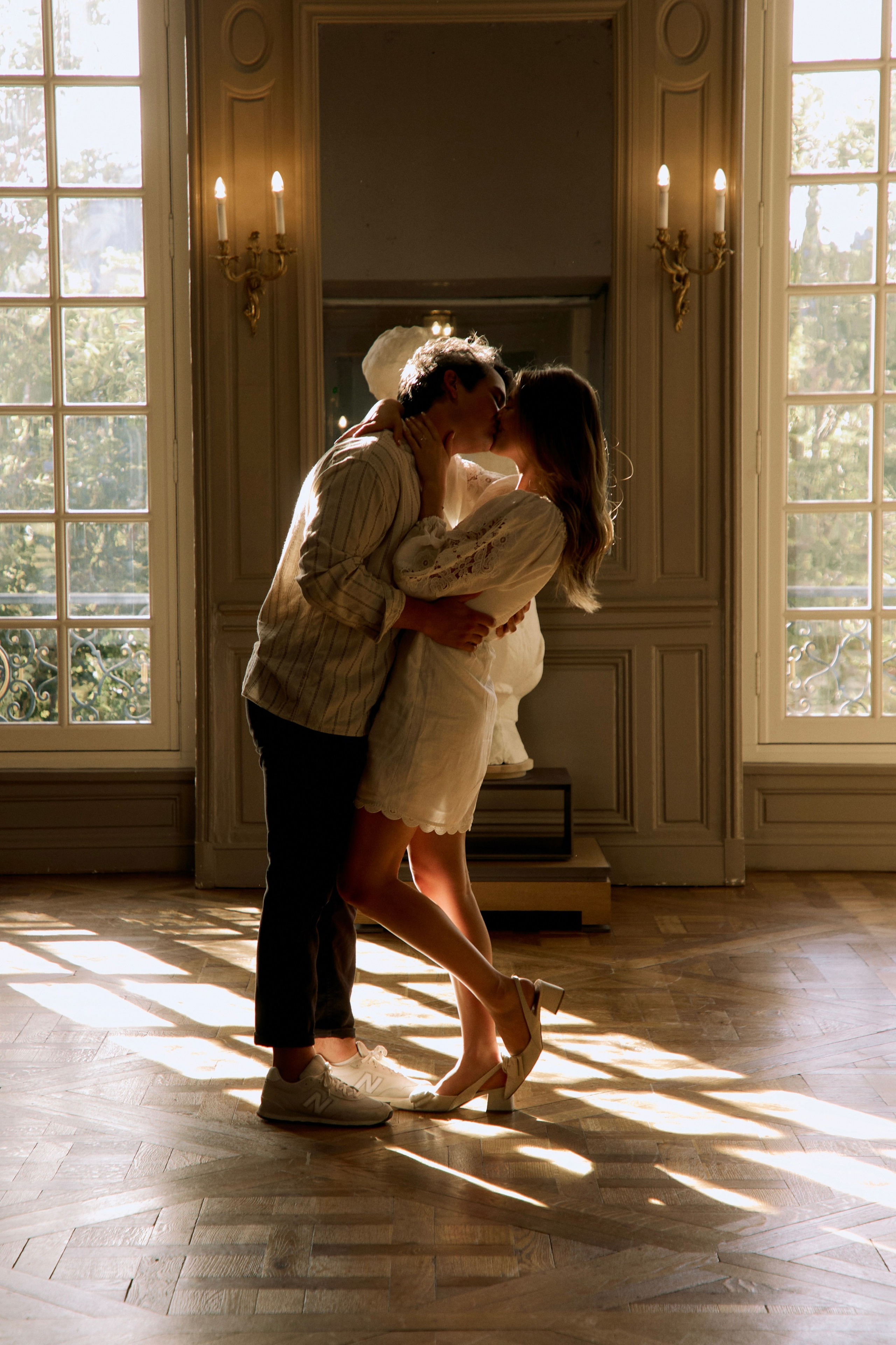 Hannah & Drew museum engagement. Photographer in Paris