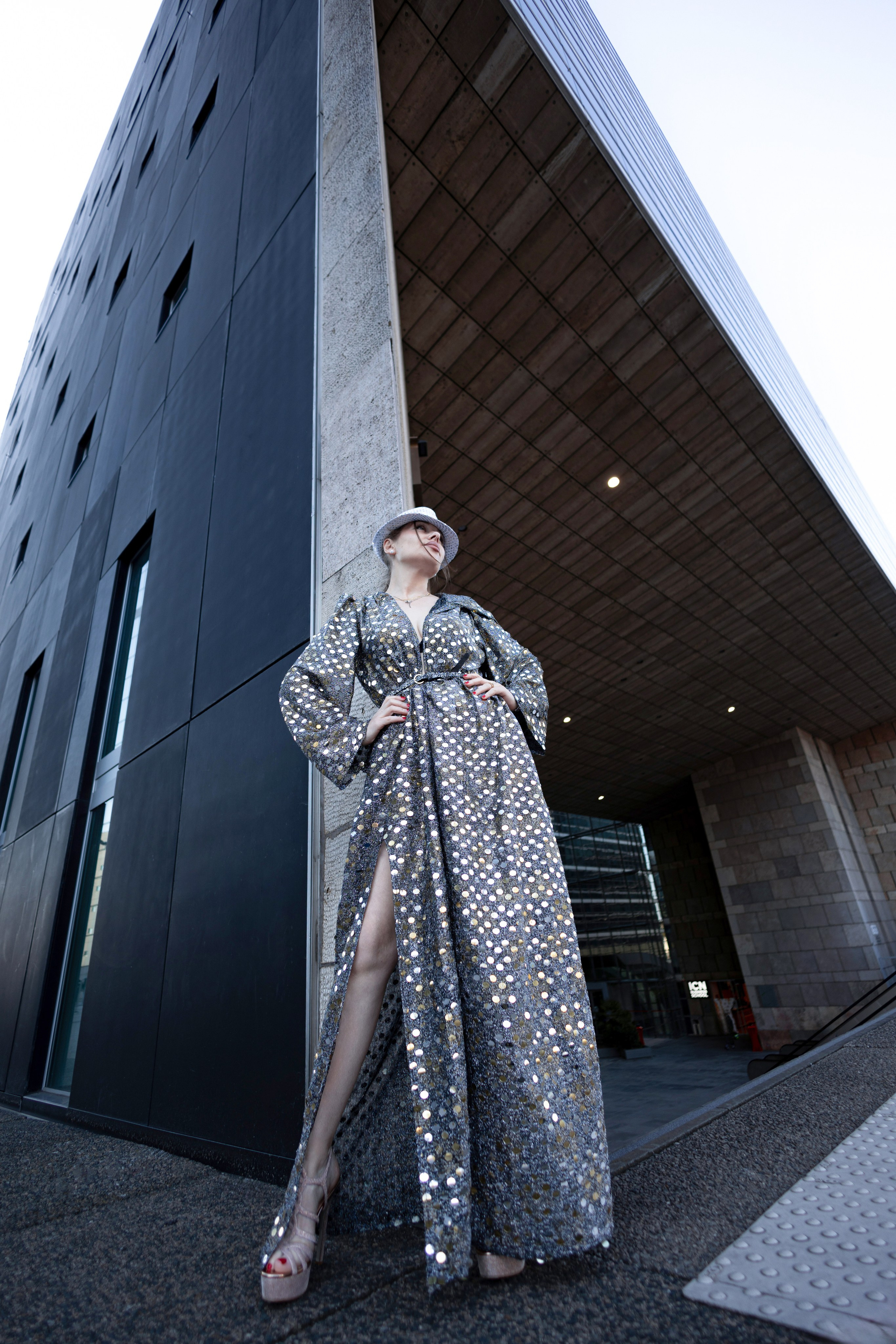 Shooting La Defence cu Lenuta. Wedding, event and family photographer in Paris, Emilian Olaru