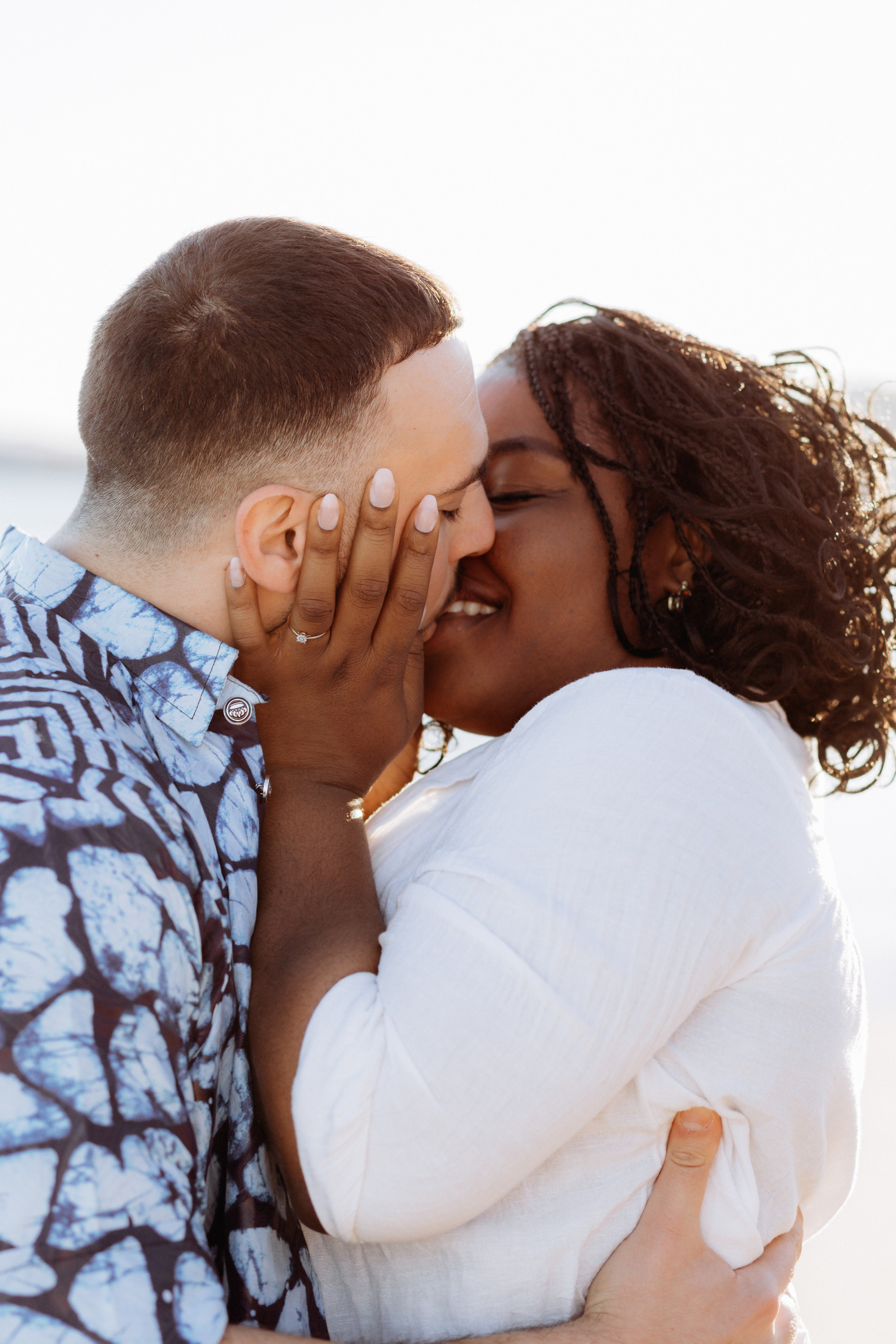 Primer plano de una pareja feliz compartiendo un momento íntimo durante una sesión de fotos de historia de amor en Tarragona, España — inspiración ideal para parejas que desean retratos auténticos y emocionales en Tarragona y sesiones románticas en toda España.