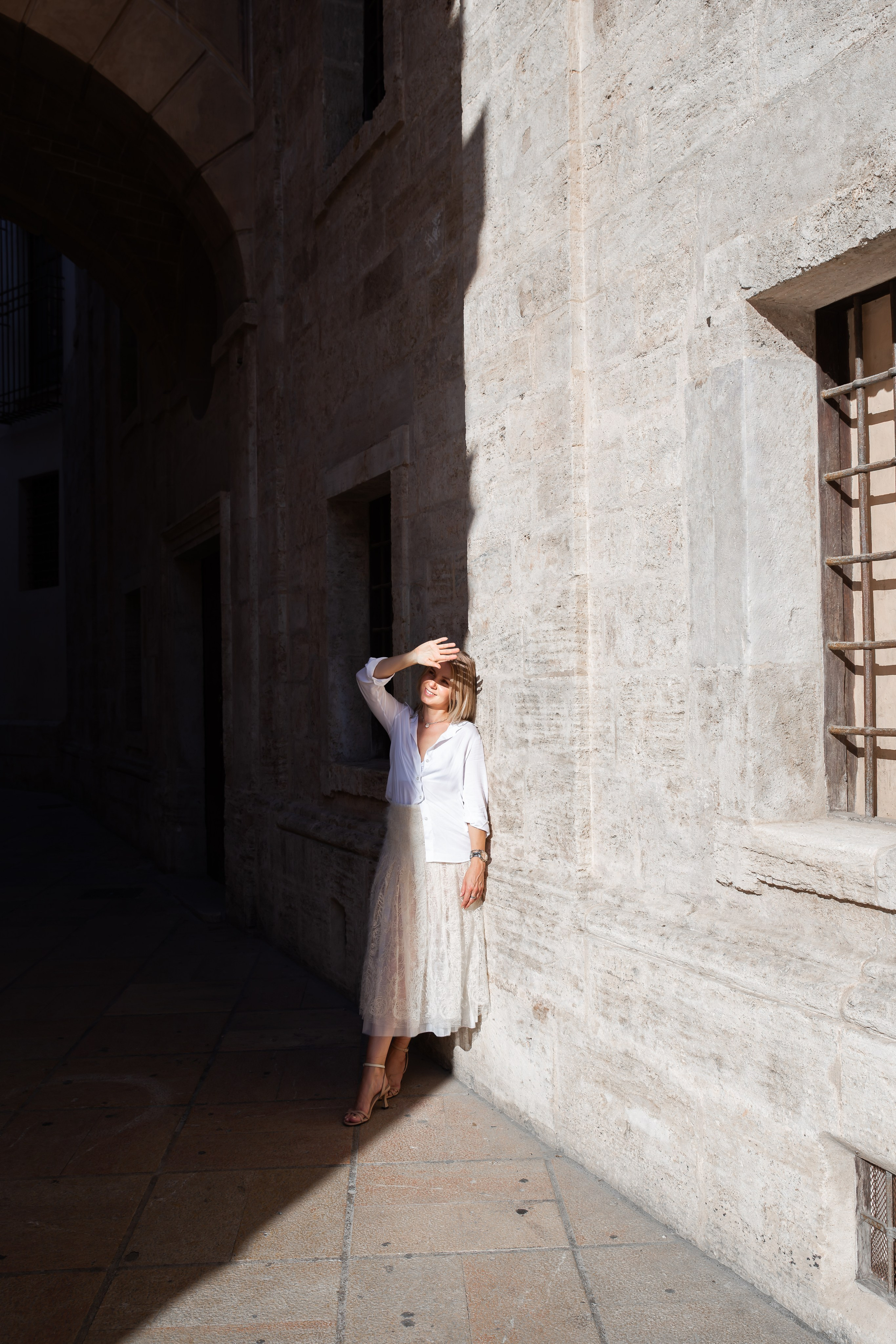 Элегантная женская портретная фотосессия на исторических улицах Валенсии, Испания, с мягким естественным светом и вневременной модой — прекрасное вдохновение для художественных и атмосферных женских портретов в Испании.