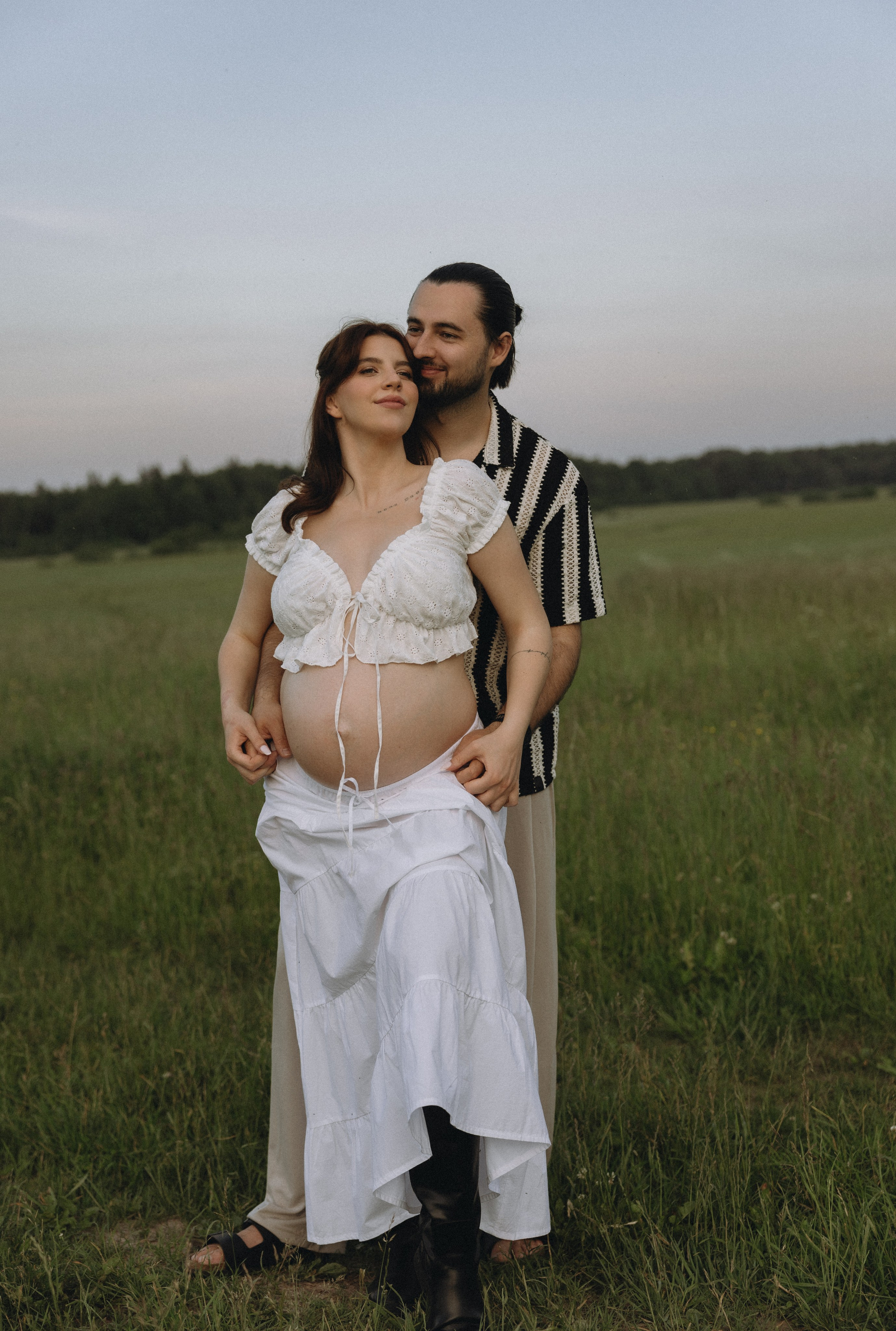Lera & Maksim | laukimo fotosesija pievoje saulei besileidžiant. Vestuvių ir šeimų fotografė Lena Bondarenko / belove photo
