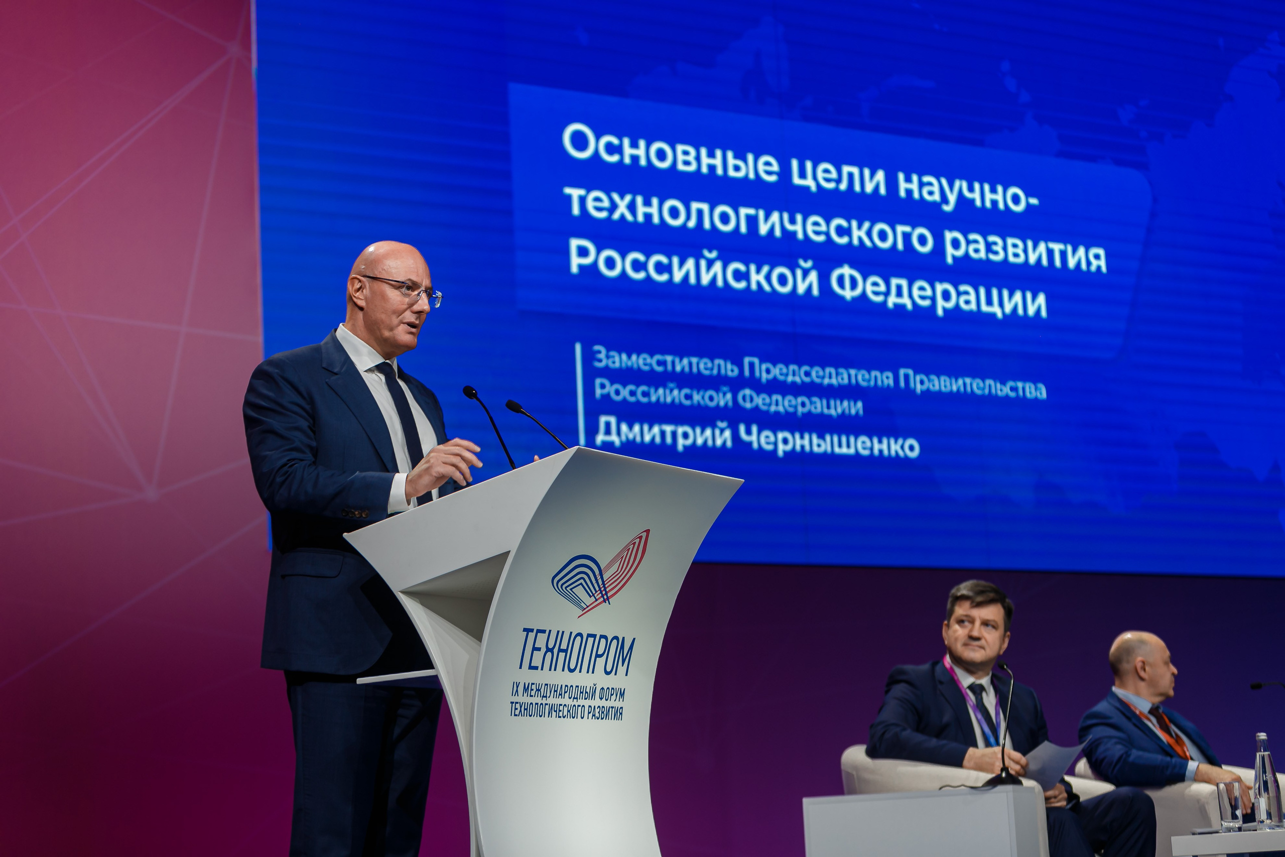 Foro Internacional de Desarrollo Tecnológico. Fotógrafo de retrato, familia y reportajes en Valencia | España | Europa Vitalii Lumier