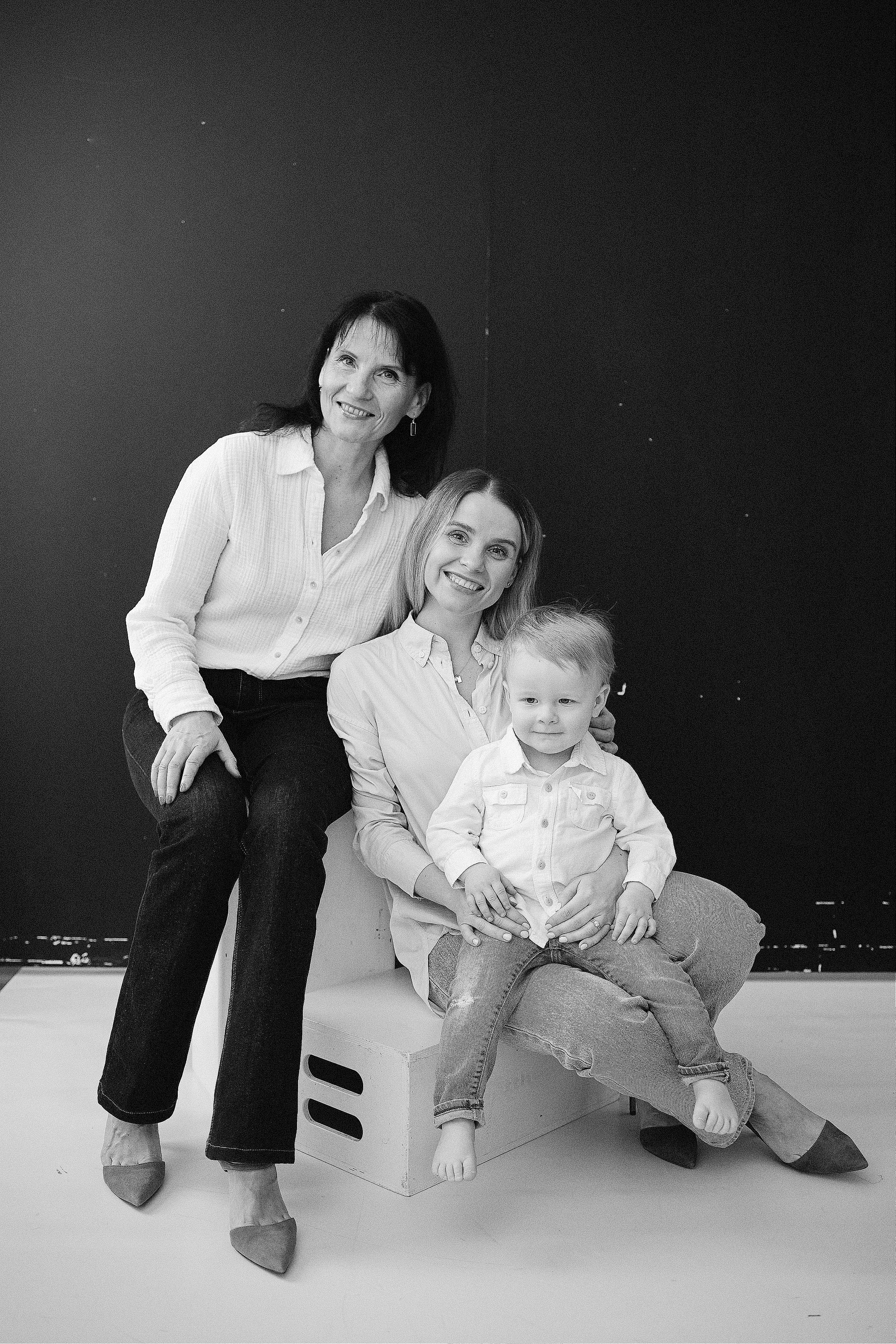 K. Rawnoir- Portrait photography by Daria Paliy.Timeless black&white portraits of women in NYC area