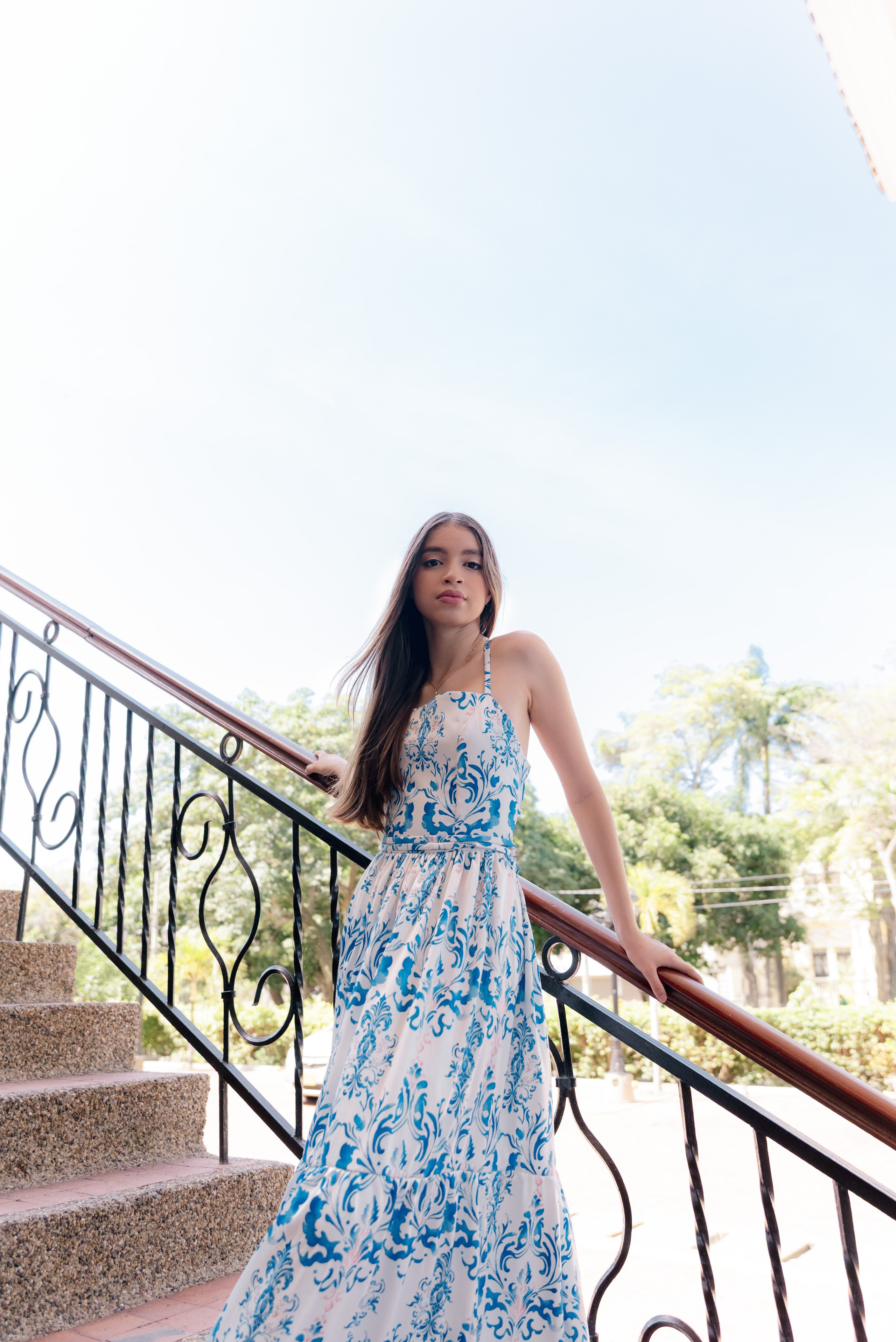 Retrato quinceañera en exteriores verde naturaleza luz natural sesión fotográfica BanderArt