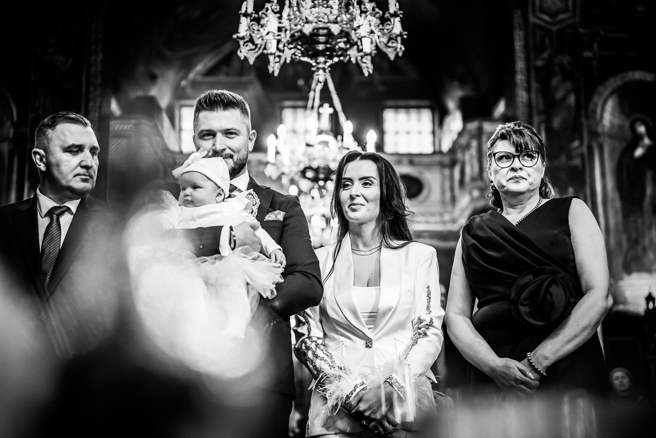 Foto botez Biserica Sf Gheorghe Bucuresti -fotografie alb negru Ana Maria Dragan fotograf evenimente Bucuresti