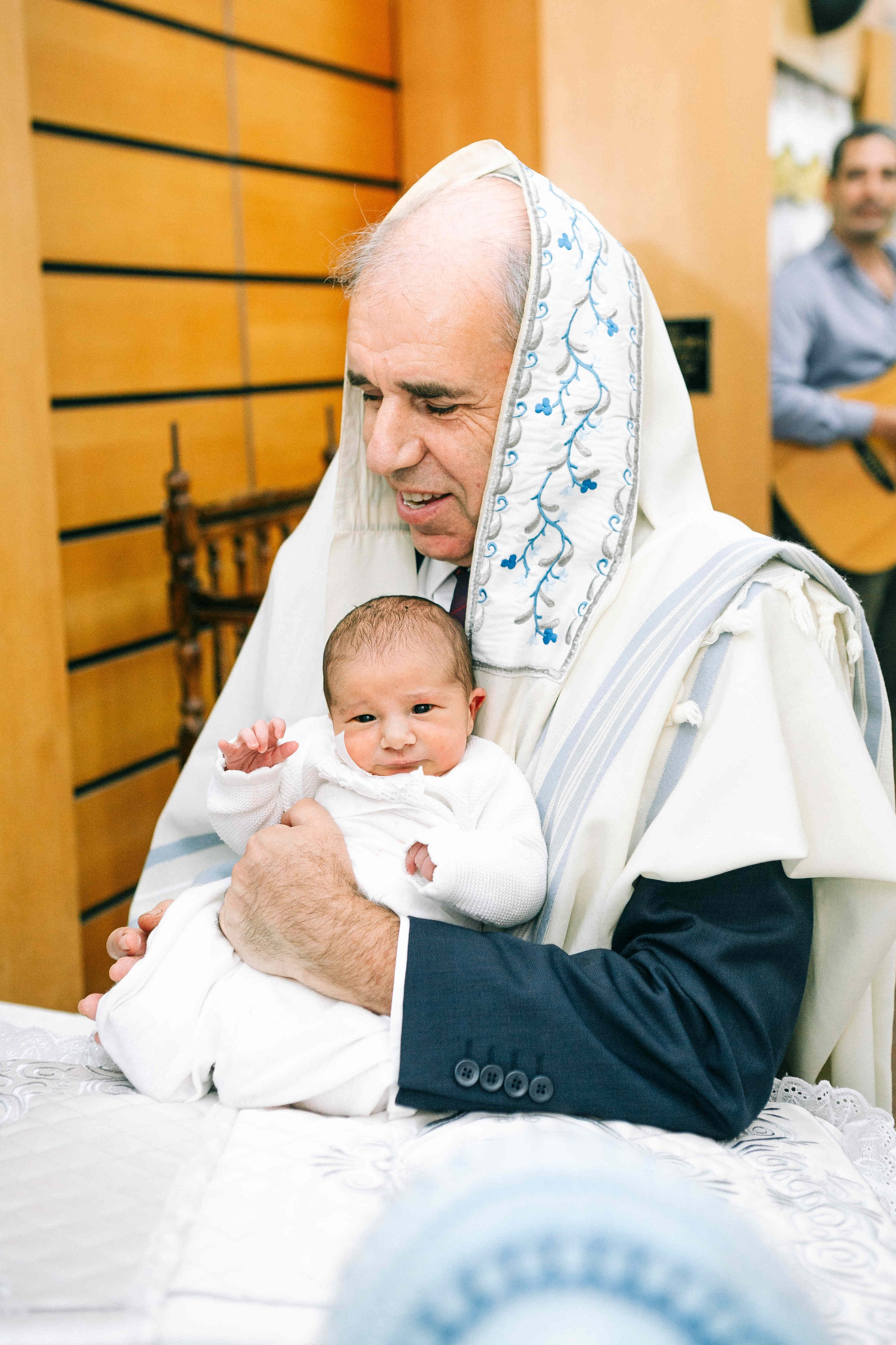 BRITH MILA IN THE SMALL SYNAGOGUE. PHOTOGRAPHER IN ISRAEL