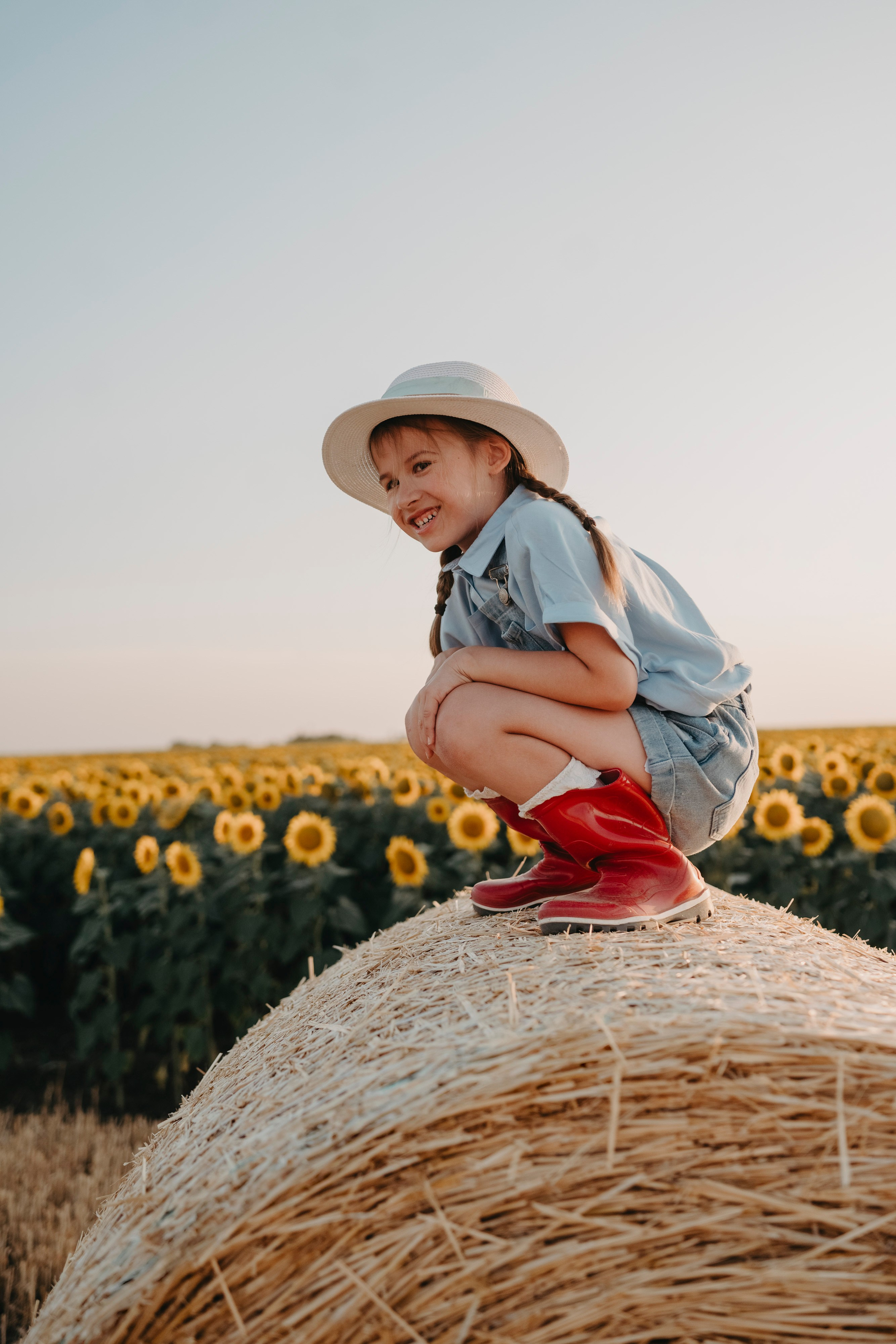 Letnje fotografisanje u polju suncokreta i sena. Deciji i porodicni fotograf u Beogradu Oksana Skendzic