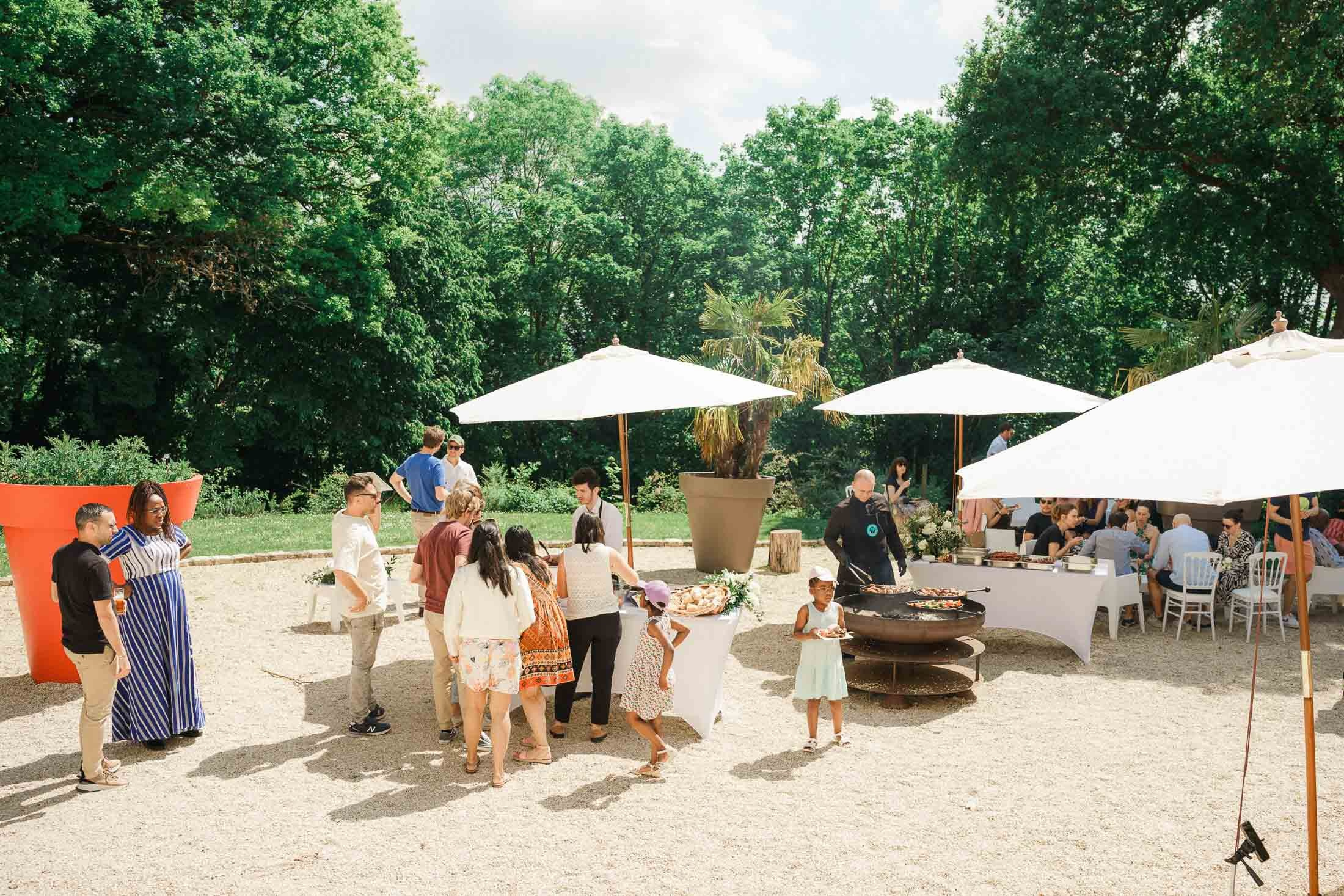 A Relaxed Day-After BBQ Party in France | Destination Wedding Photographer. StudioHappyMoment | Hääkuvaaja Helsinki, tunteikas ja dokumentaarinen kuvaus