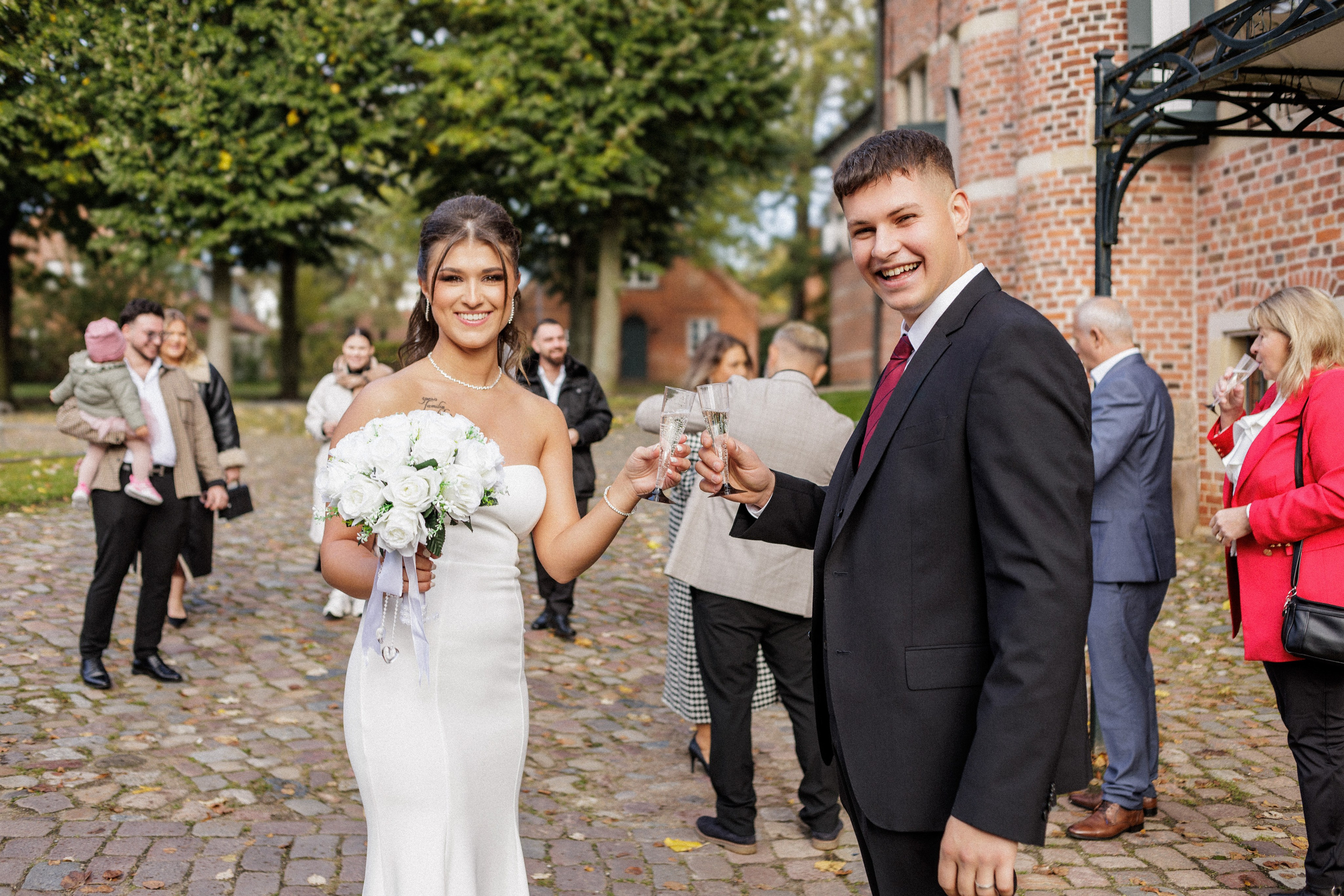 Hochzeitsfotografie im Schloss Arensburg: Ein Tag voller Liebe. Hochzeitsfotograf und Hochzeitsvideograf aus Hamburg | Roka21Film