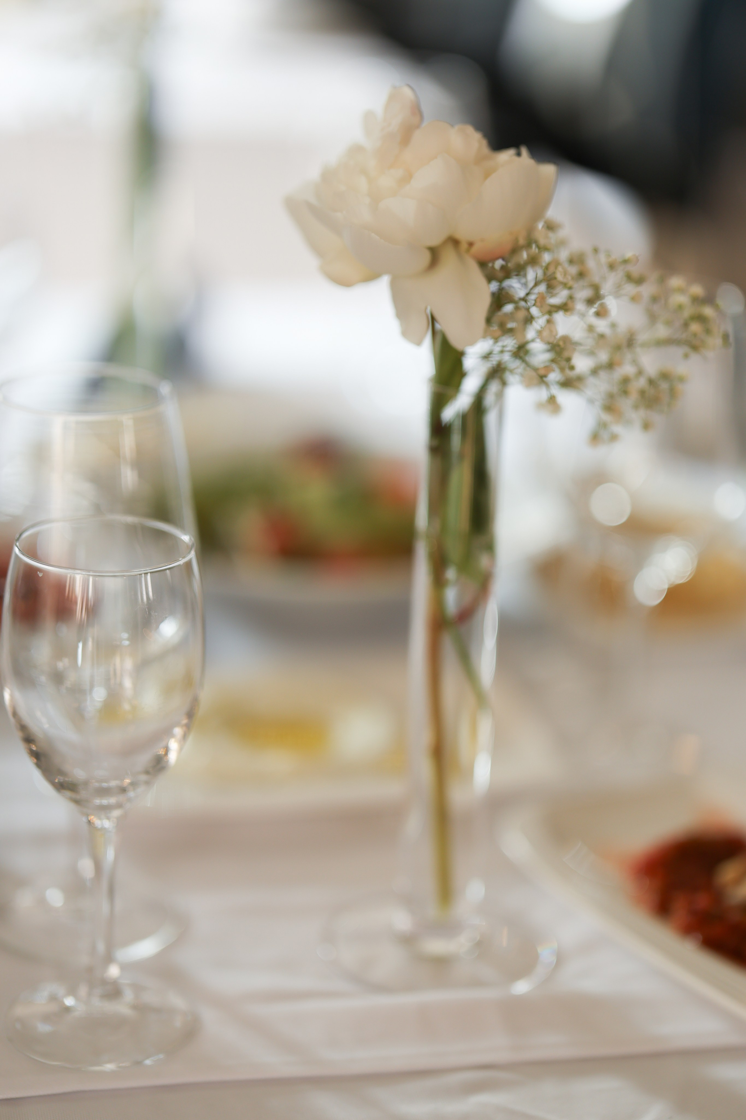 Hochzeitfotografie in Nürnberg - Detailfoto - Hochzeitstisch mit Blumen