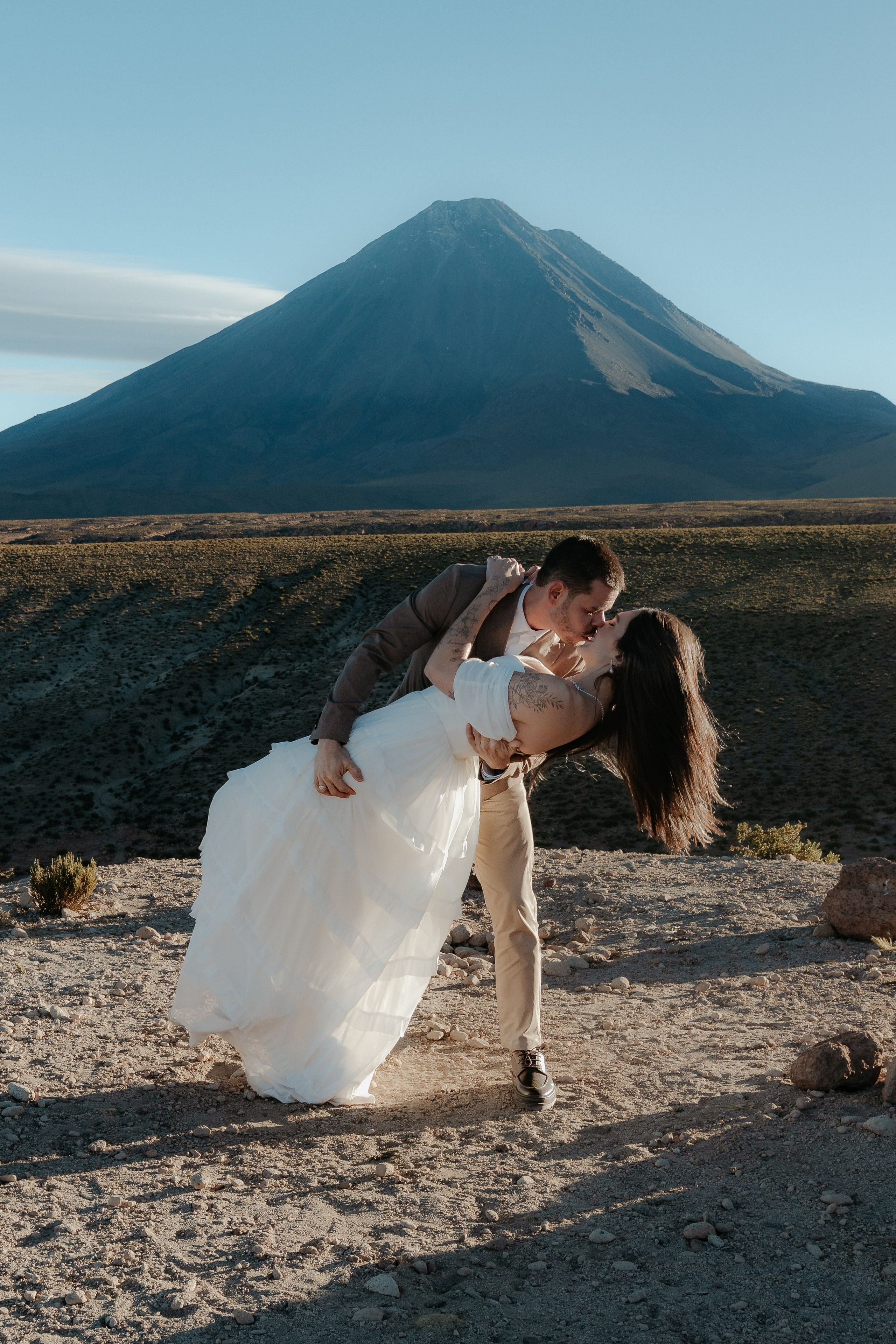 Pre-wedding no mirante do vulcão Licancabur. Photographer in San Pedro de Atacama