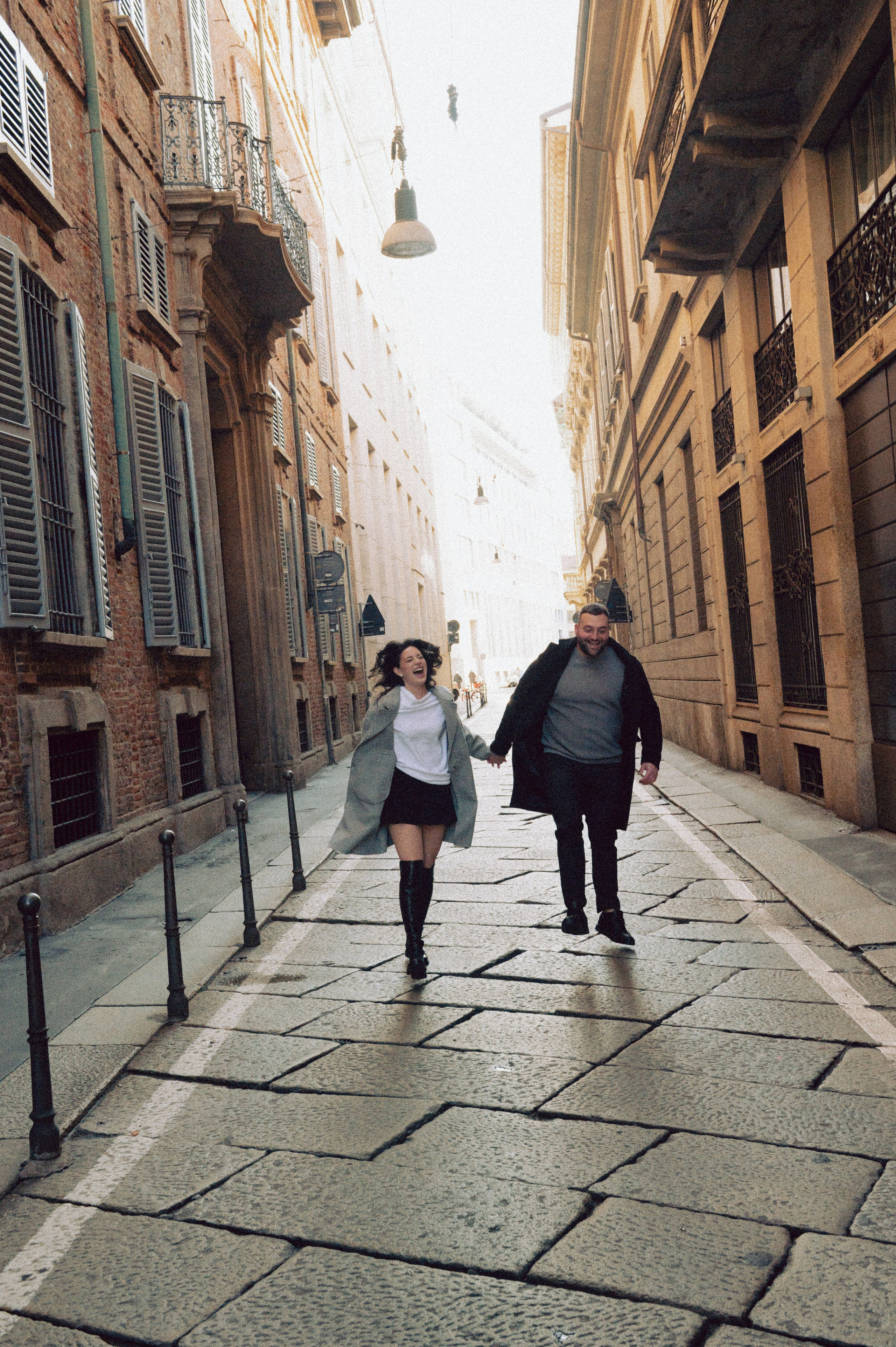 servizio fotografico coppia Milano, coppia innamorata Italia, fotografia naturale di coppia, coppia in movimento Milano, servizio fotografico spontaneo Milano, amore e viaggio Italia, servizio fotografico di coppia Milano, fotografia love story Milano, coppia romantica Italia, ritratto di coppia Milano, primo piano coppia innamorata, fotografia emozionale Milano,