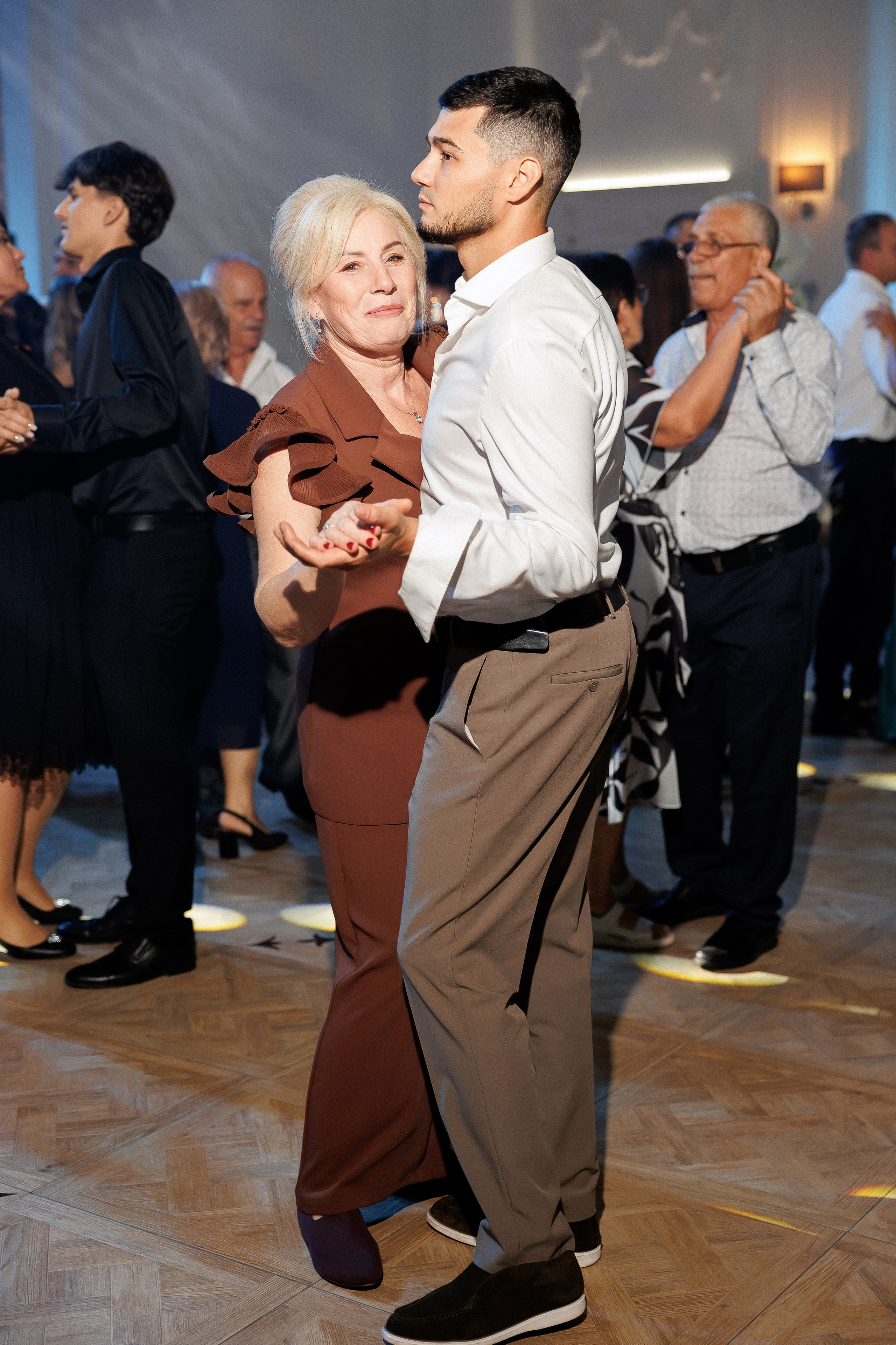 Eugen & Livia — Grand Elysee — Wedding Day. Servicii Foto și Video 067188353