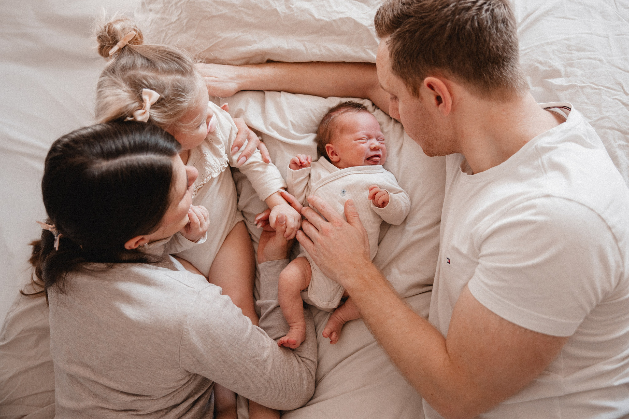 Neugeborenenfotos Zuhause. Hochzeitsfotografie |Hochzeitsfotograf Bochum | Hochzeitsfotograf Dortmund | Hochzeitsfotograf Essen | Hochzeitsfotograf Ruhrgebiet