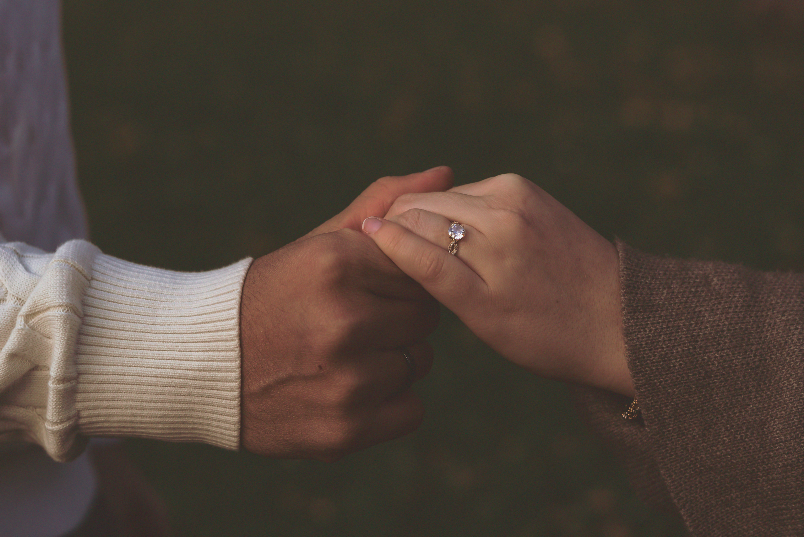 Detailfoto des verlobten Paares auf dem die Hände inklusive des Verlobungsrings zu sehen sind