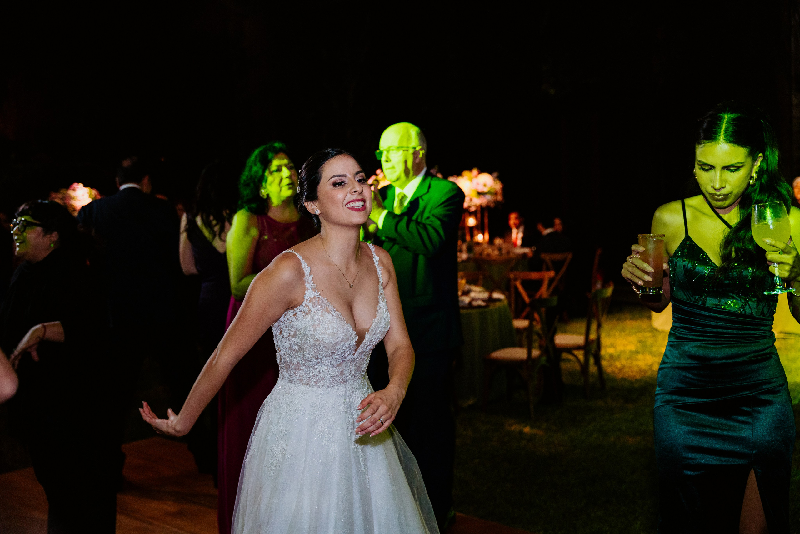 Un vistazo a la fiesta. Fotógrafo de Bodas en Lima | Ronhy Altamirano. Fotografía narrativa y cinematográfica para bodas, quinceañeras y eventos exclusivos